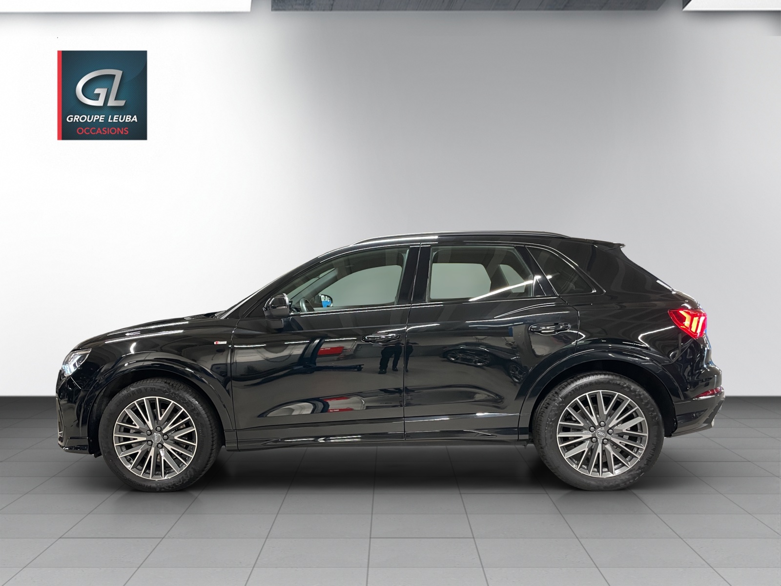 AUDI Q3 45 TFSI S line quattro-image-2