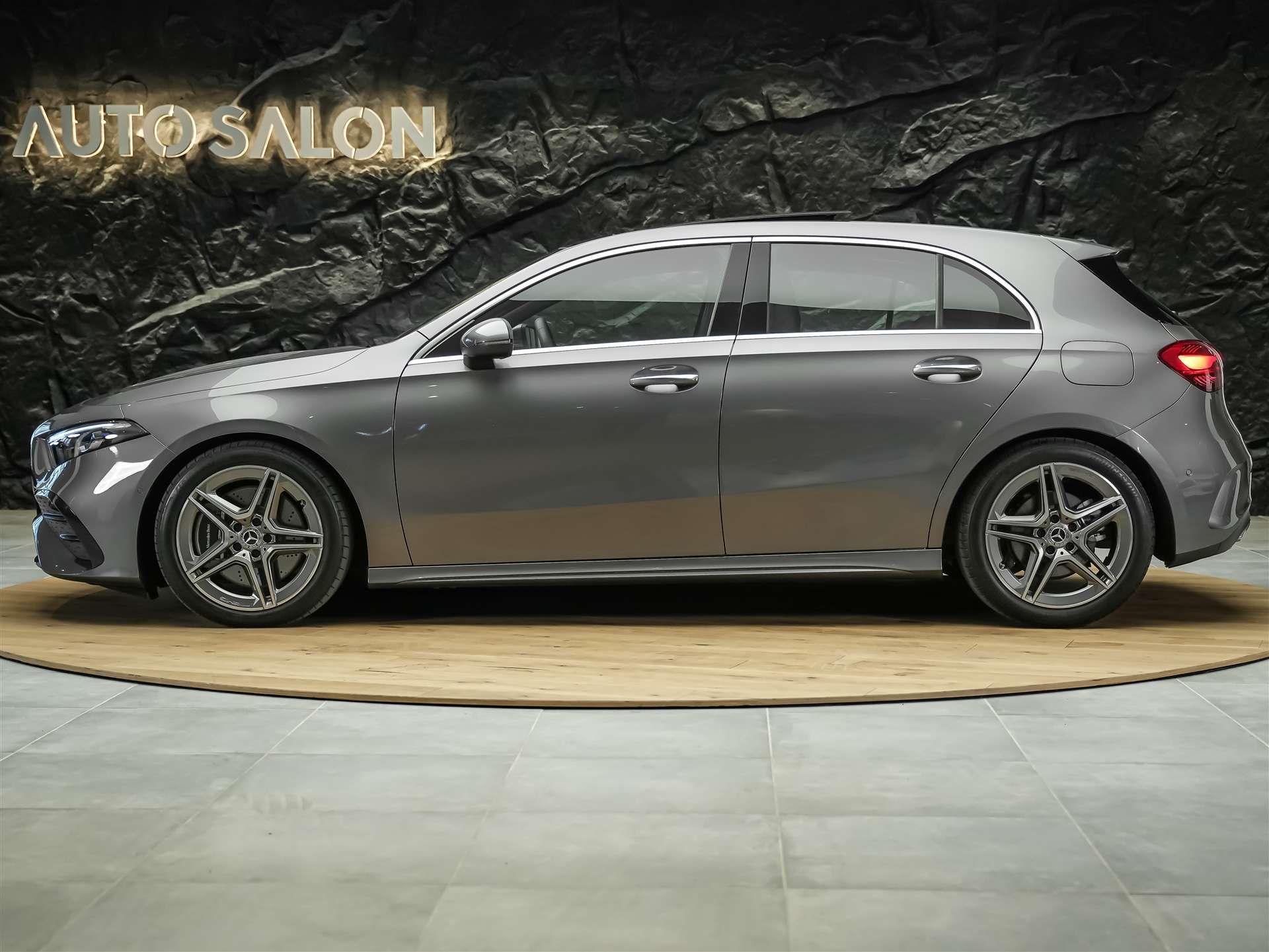 MERCEDES-BENZ A 250 AMG Line 4Matic 8G-DCT *Panorama*Multibeam LED*Lenkradheizung*-image-2