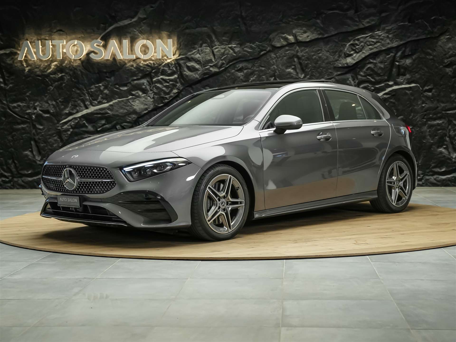 MERCEDES-BENZ A 250 AMG Line 4Matic 8G-DCT *Panorama*Multibeam LED*Lenkradheizung*-image-1