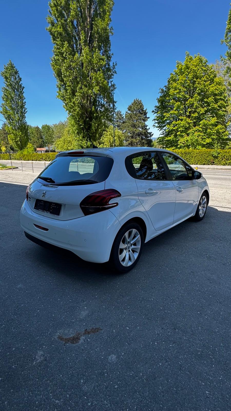 PEUGEOT 208 1.2 PureTech Signature-image-3