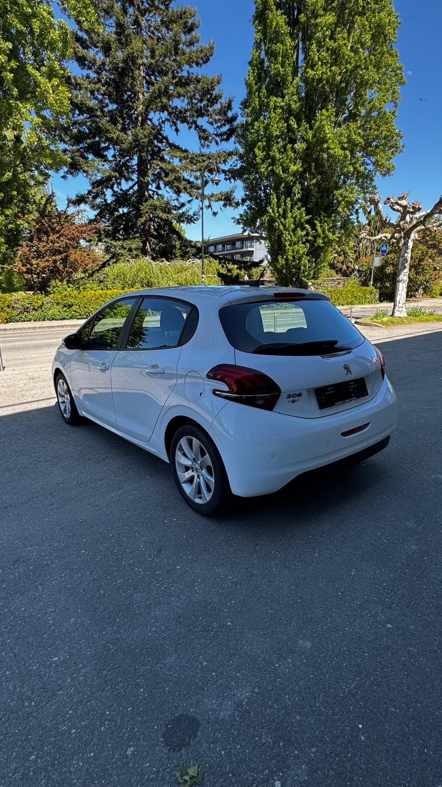 PEUGEOT 208 1.2 PureTech Signature-image-2