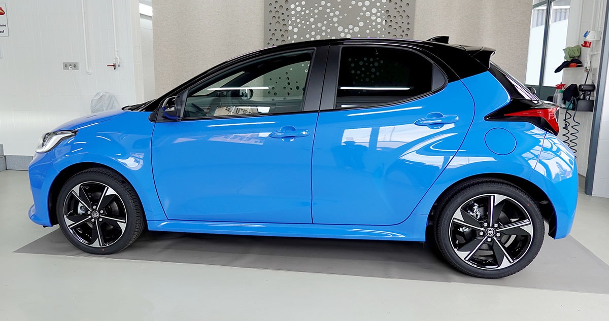 TOYOTA Yaris 1.5 Premium e-CVT-showroom-element-1