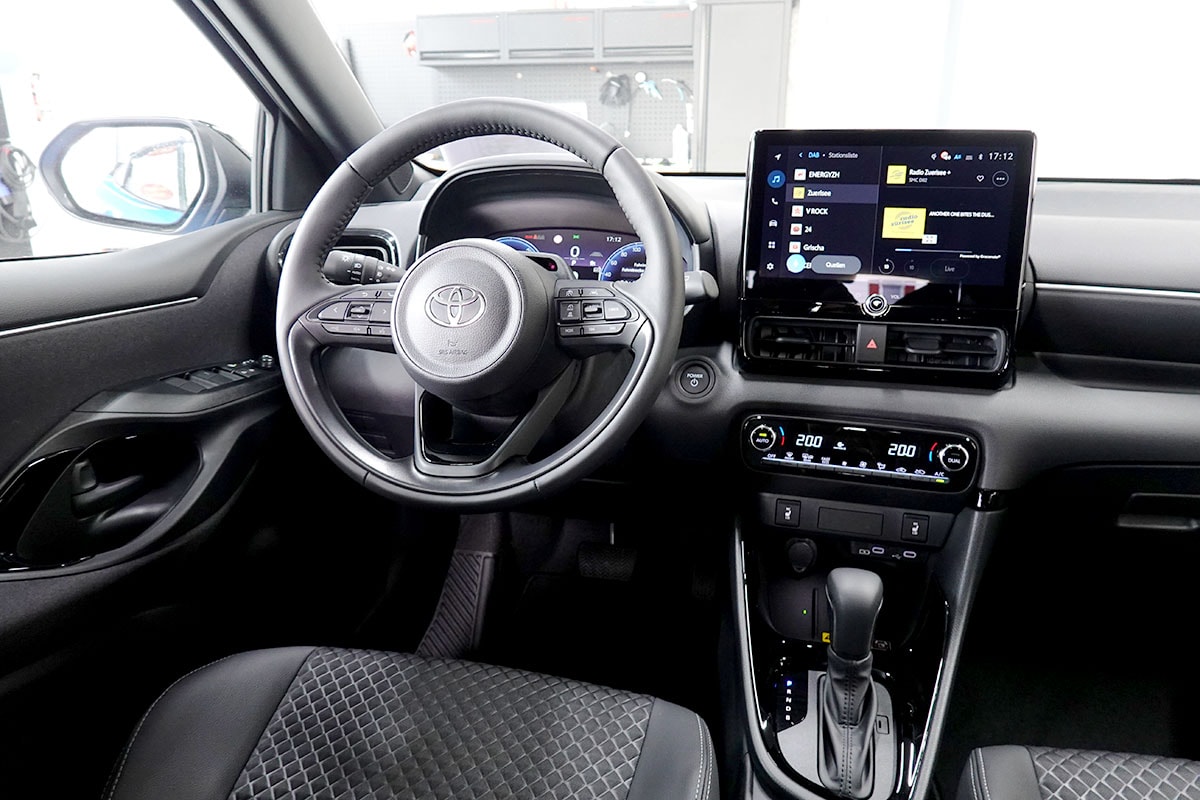TOYOTA Yaris 1.5 Premium e-CVT-image-8