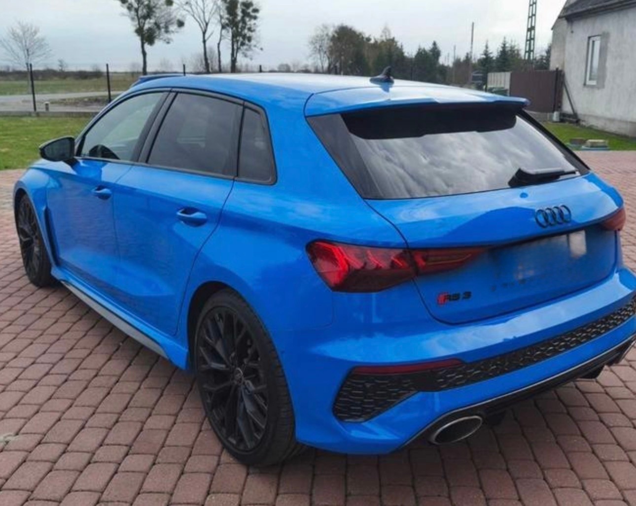 AUDI RS3 Sportback 2.5 TSI quattro S-tronic-image-2