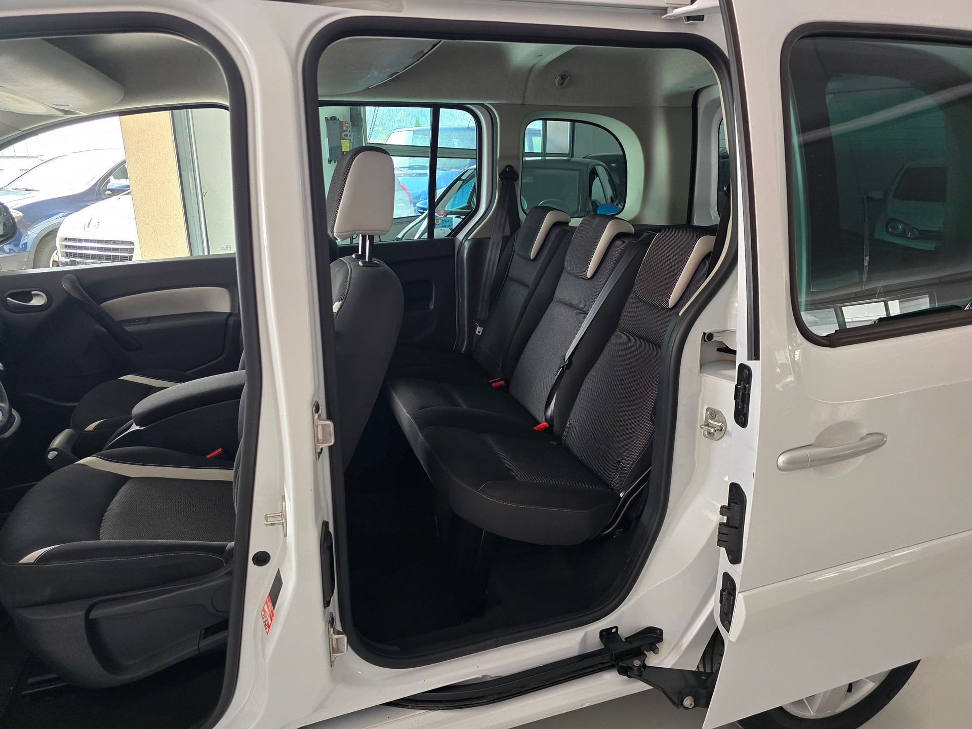 RENAULT Kangoo 1.5 dCi Swiss Edition-image-10
