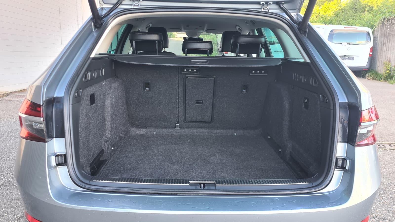 SKODA Superb Combi 2.0 TDi L&K 4x4 DSG ** Voll-Leder ** Gr-Navi ** RF-Kamera ** Abstandsregelsysteme ** Sitzmemory ** MFK 21.01.2026-image-9