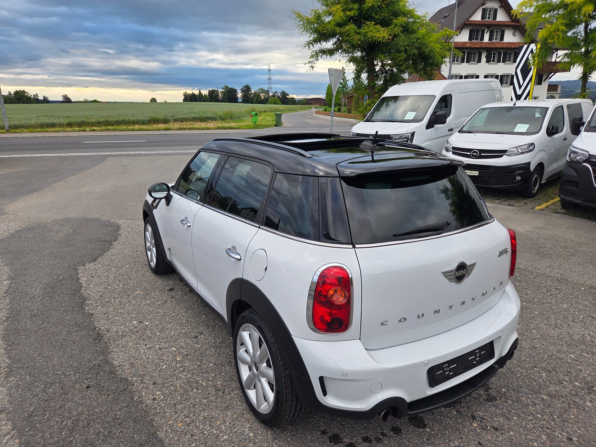 MINI 1.6i Cooper S ALL4-image-2