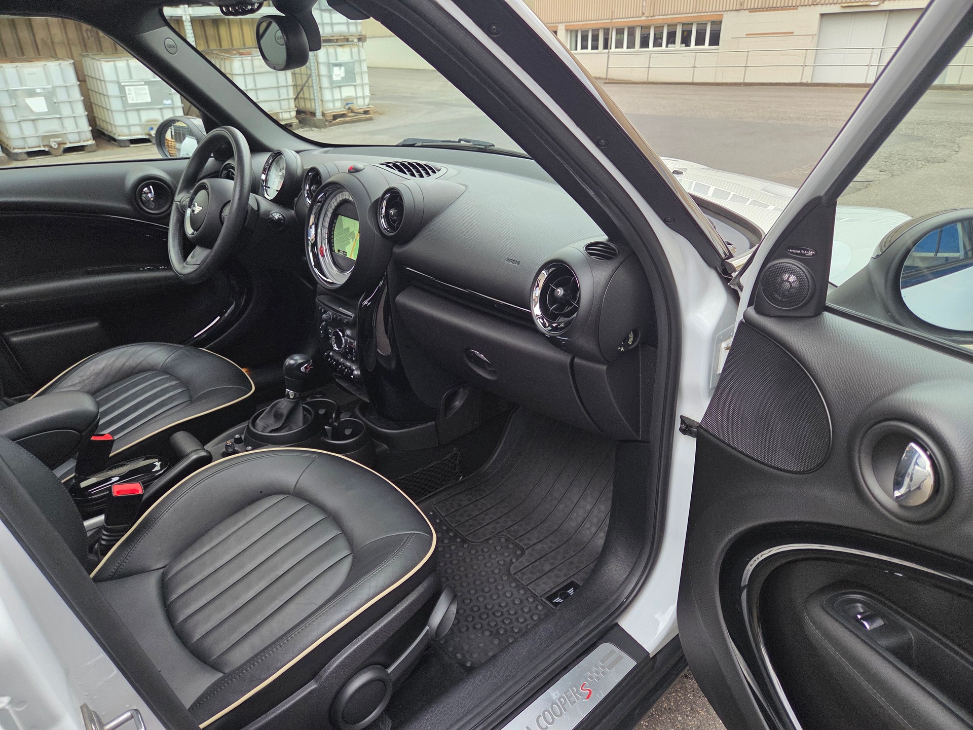 MINI 1.6i Cooper S ALL4-image-5
