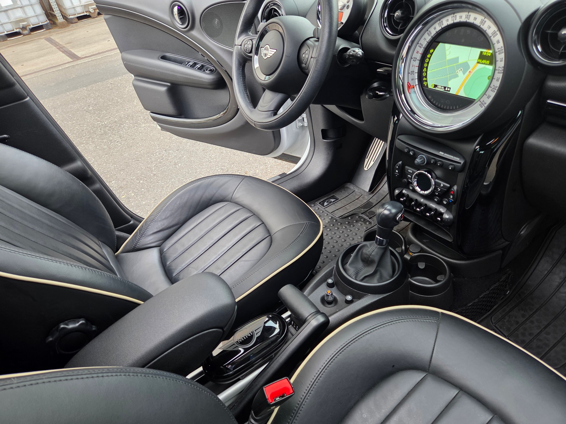 MINI 1.6i Cooper S ALL4-image-9