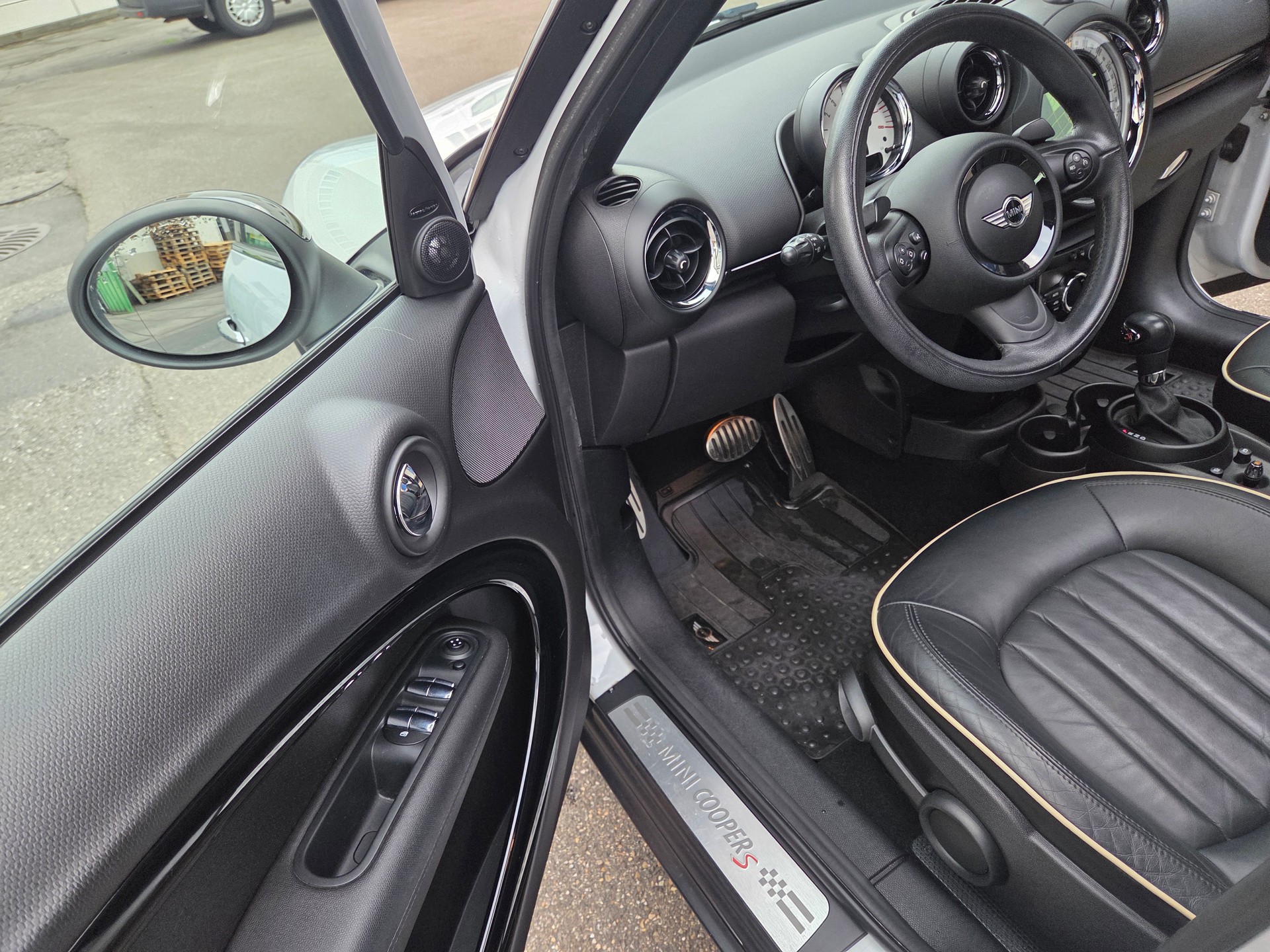 MINI 1.6i Cooper S ALL4-image-6