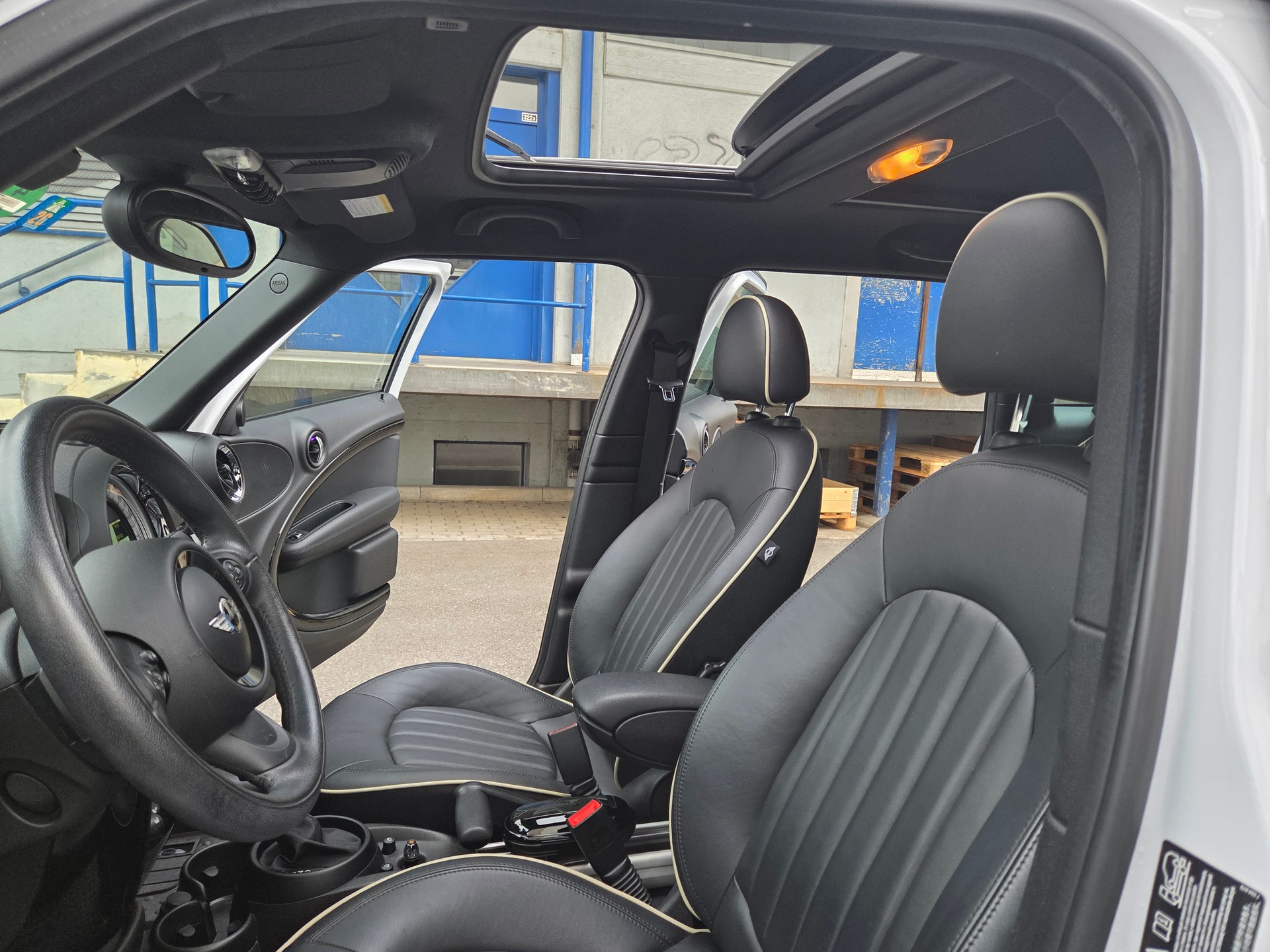 MINI 1.6i Cooper S ALL4-image-8