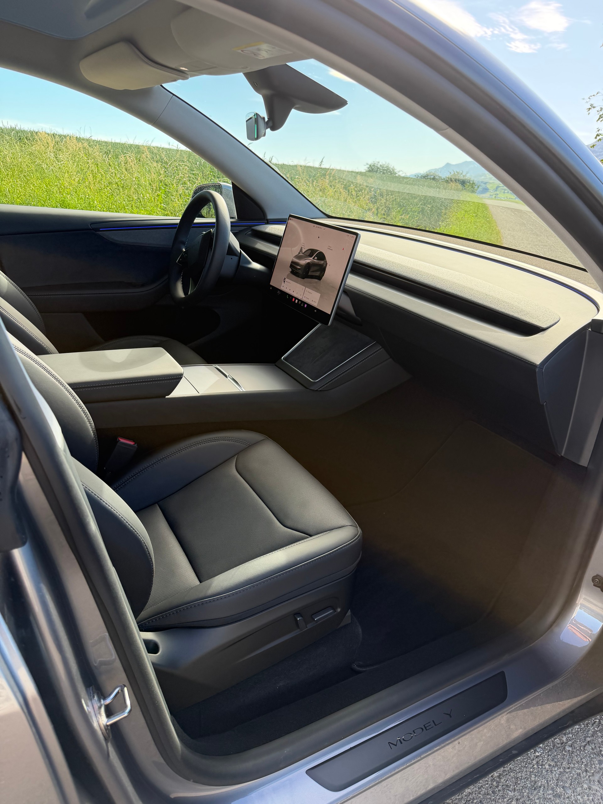 TESLA Model Y Long Range AWD-image-11