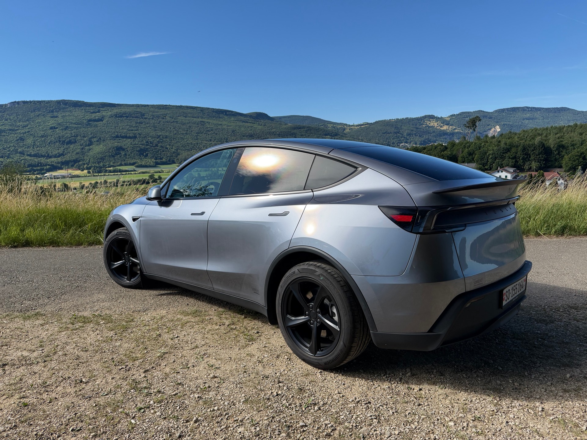 TESLA Model Y Long Range AWD-image-1