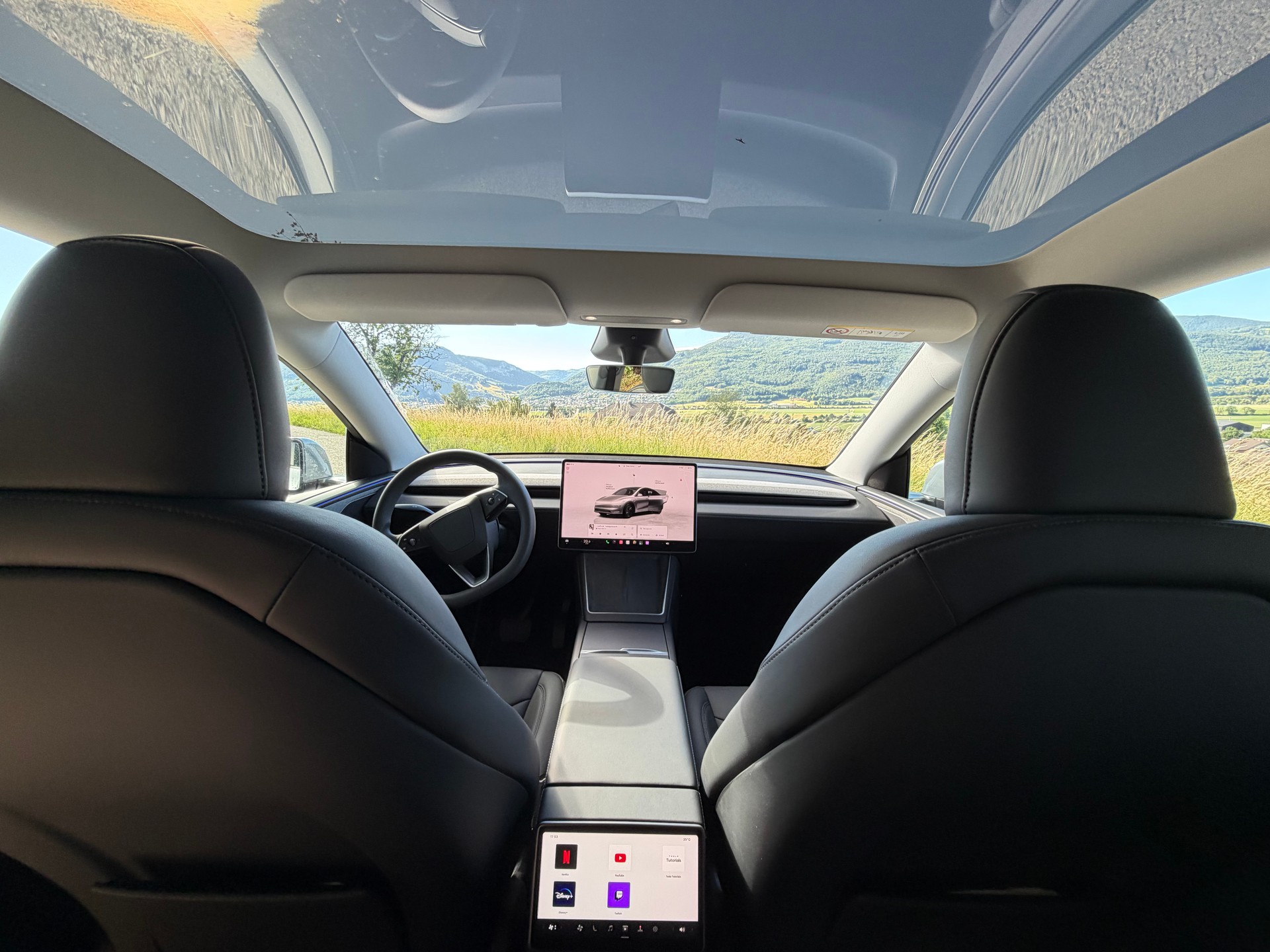 TESLA Model Y Long Range AWD-image-12
