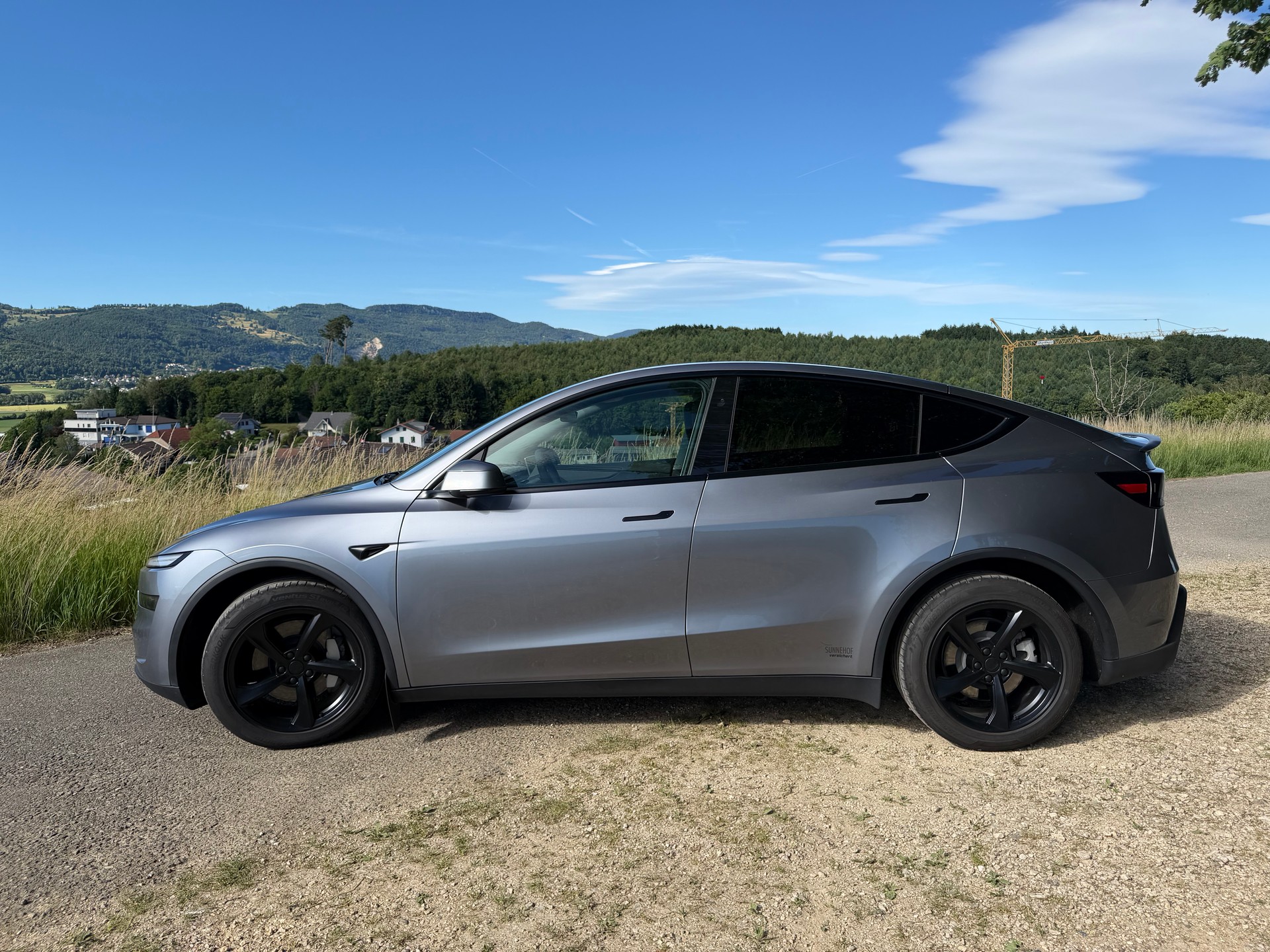 TESLA Model Y Long Range AWD-image-2