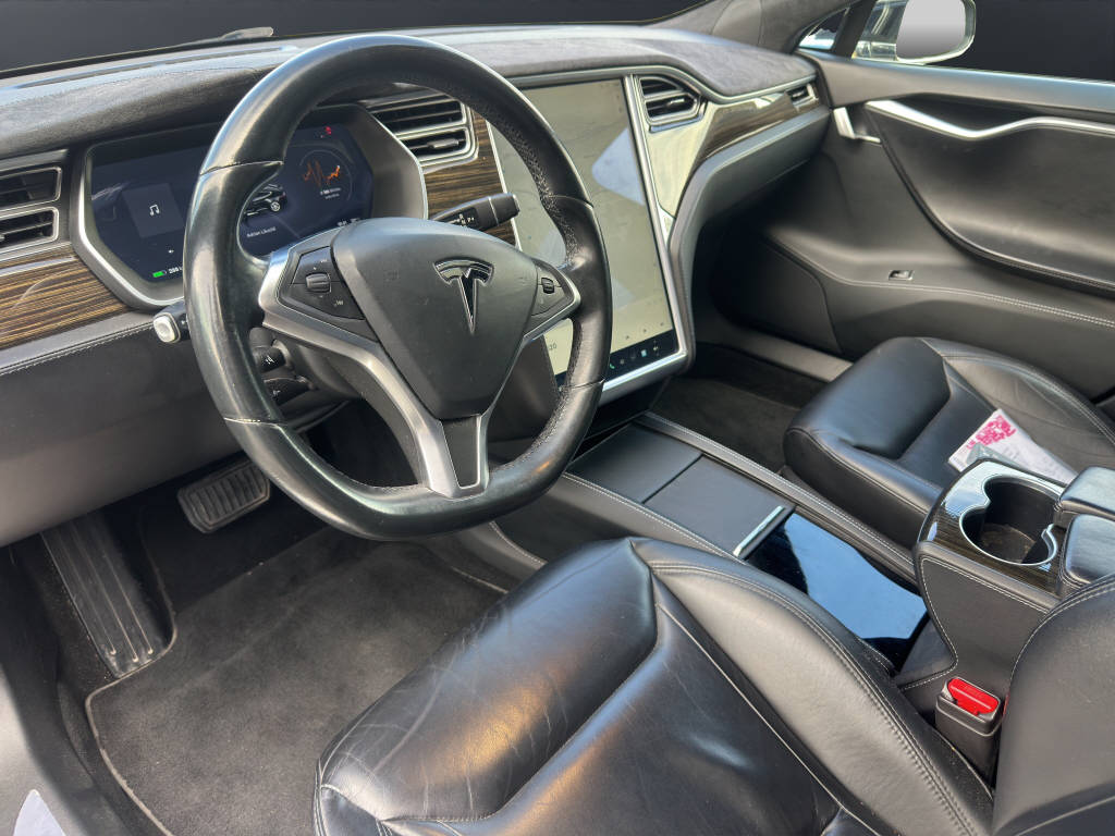 TESLA Model S 85 D-image-8
