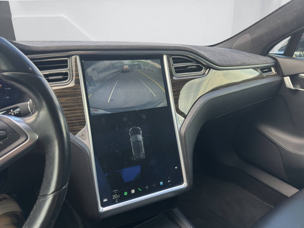 TESLA Model S 85 D-image-12