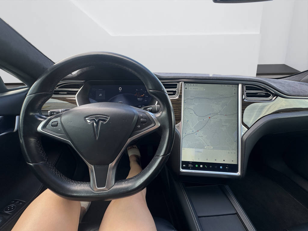 TESLA Model S 85 D-image-10