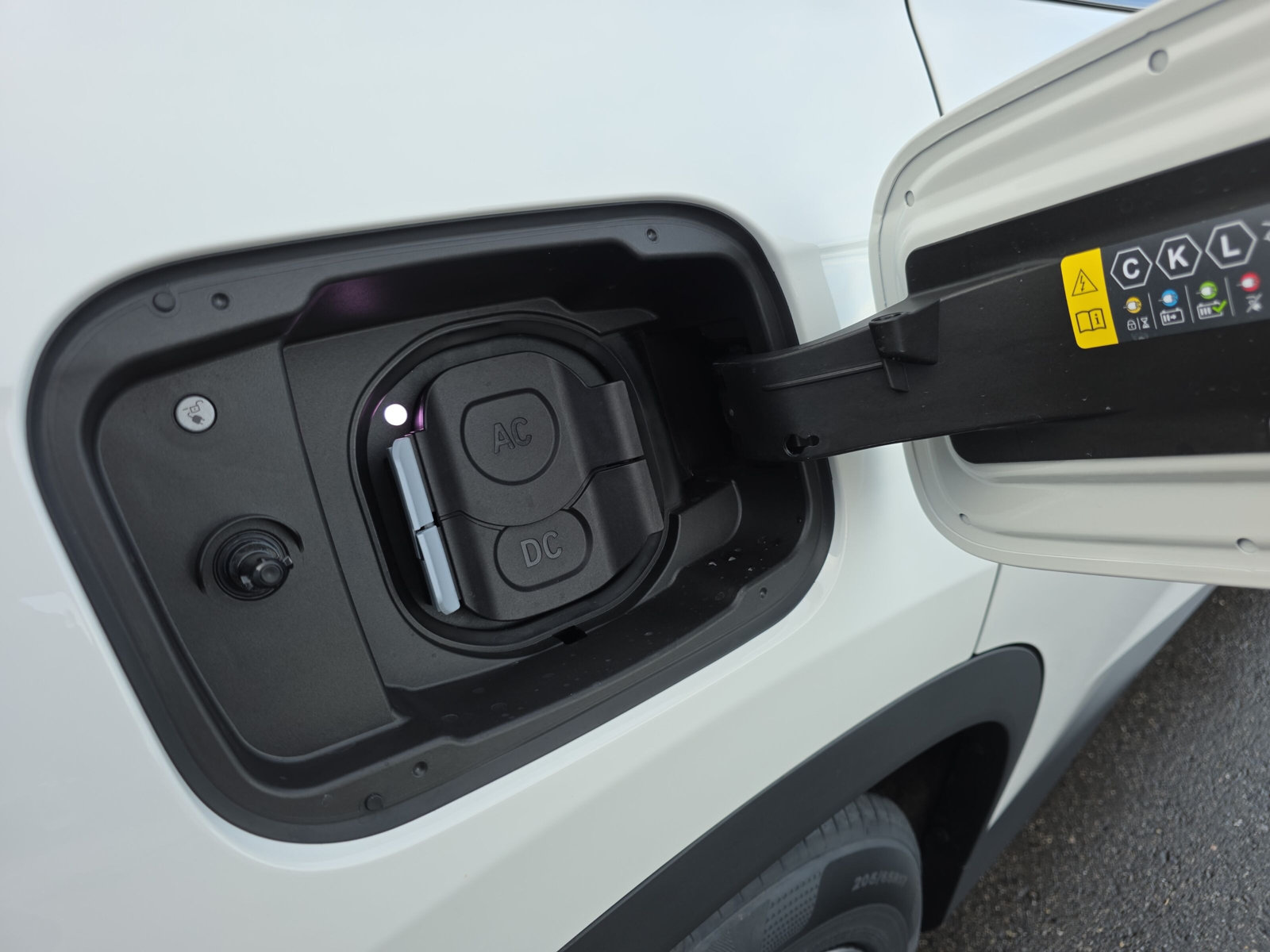 BMW iX1 eDrive 20-image-19