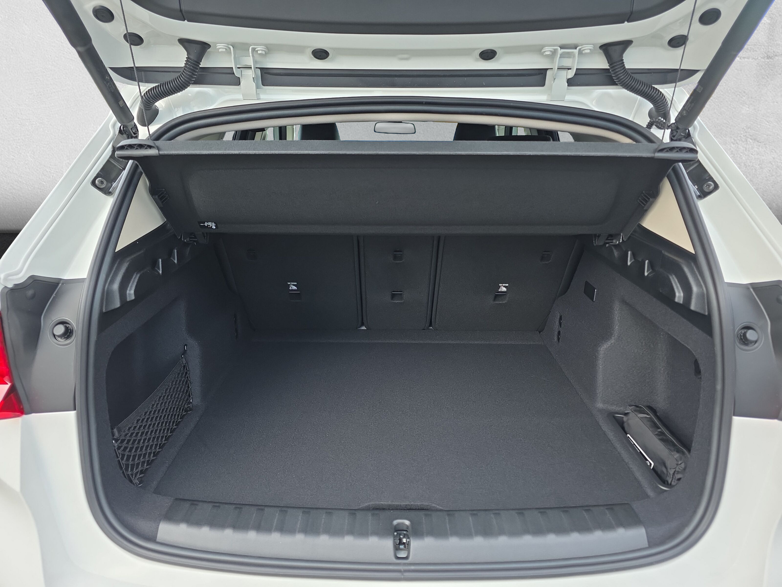 BMW iX1 eDrive 20-image-9