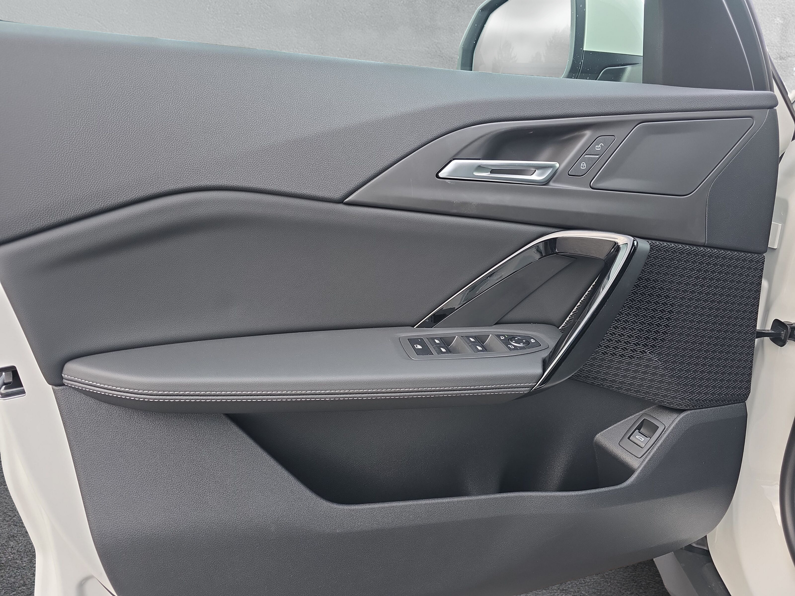 BMW iX1 eDrive 20-image-16