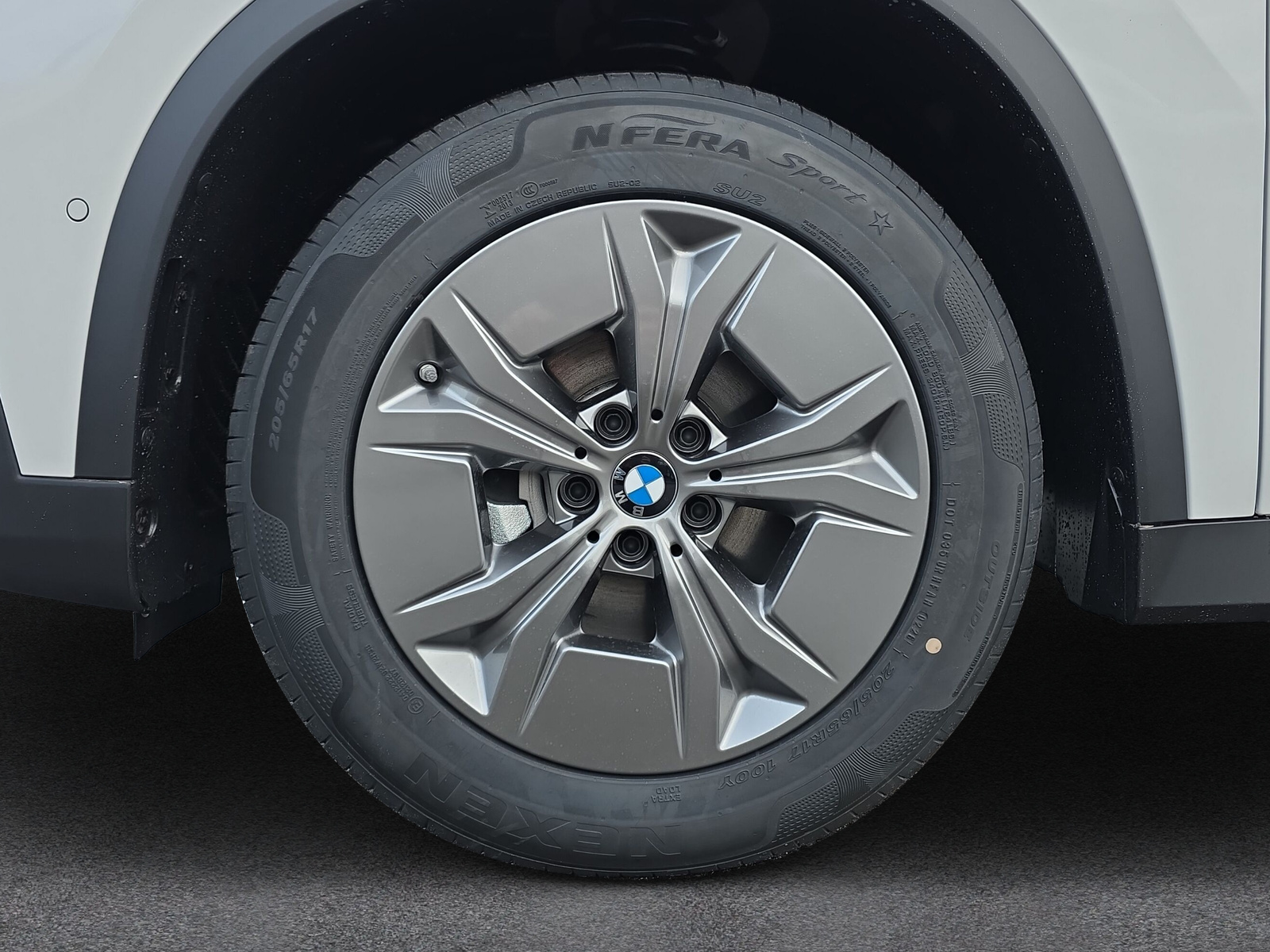 BMW iX1 eDrive 20-image-8