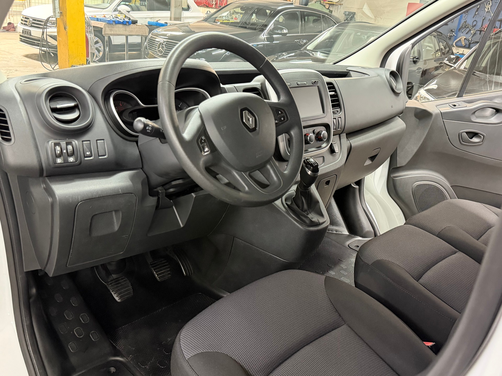 RENAULT Trafic 2.0 dCi 120 3.0t Business L2H1-image-12
