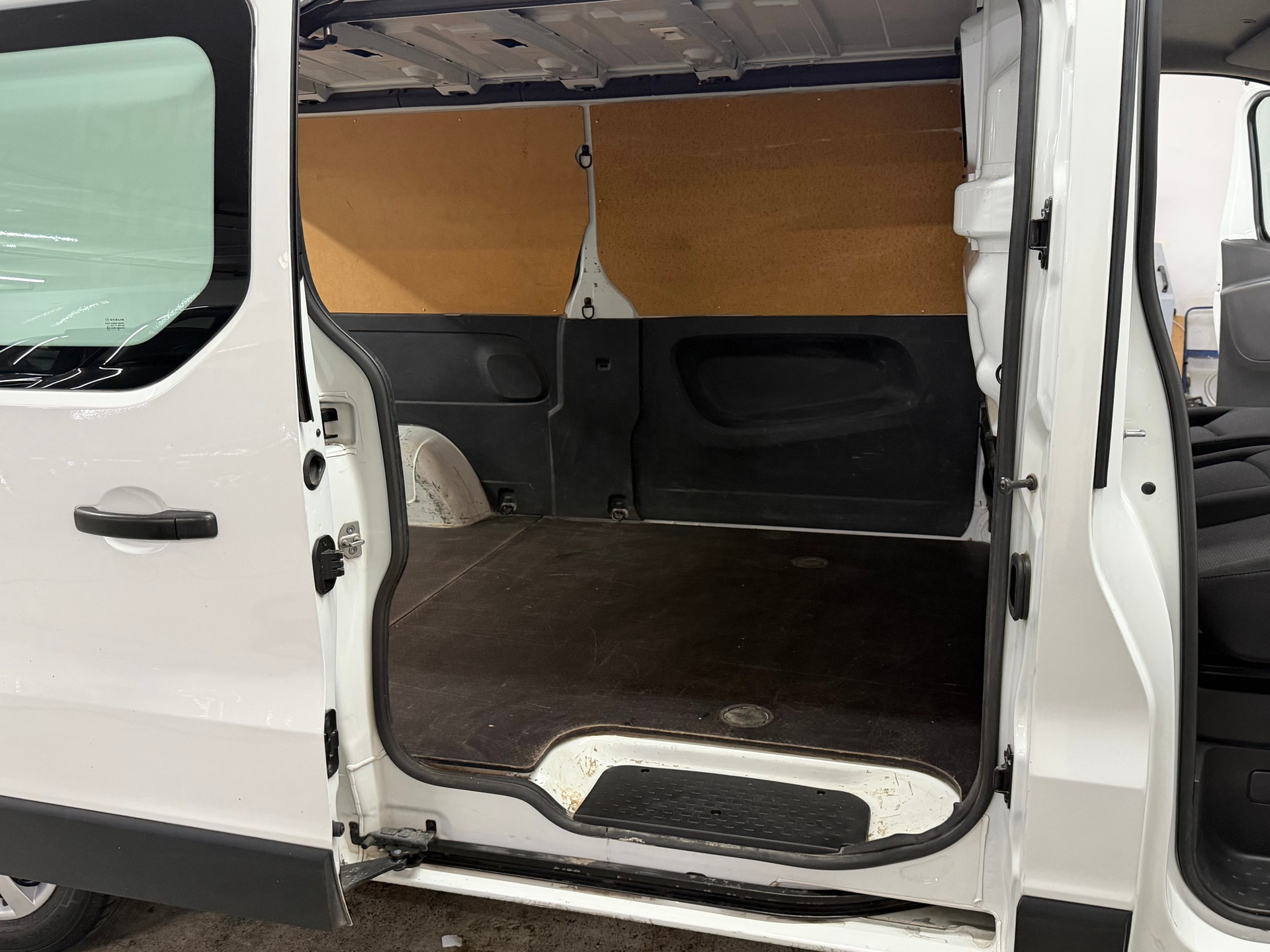 RENAULT Trafic 2.0 dCi 120 3.0t Business L2H1-image-5