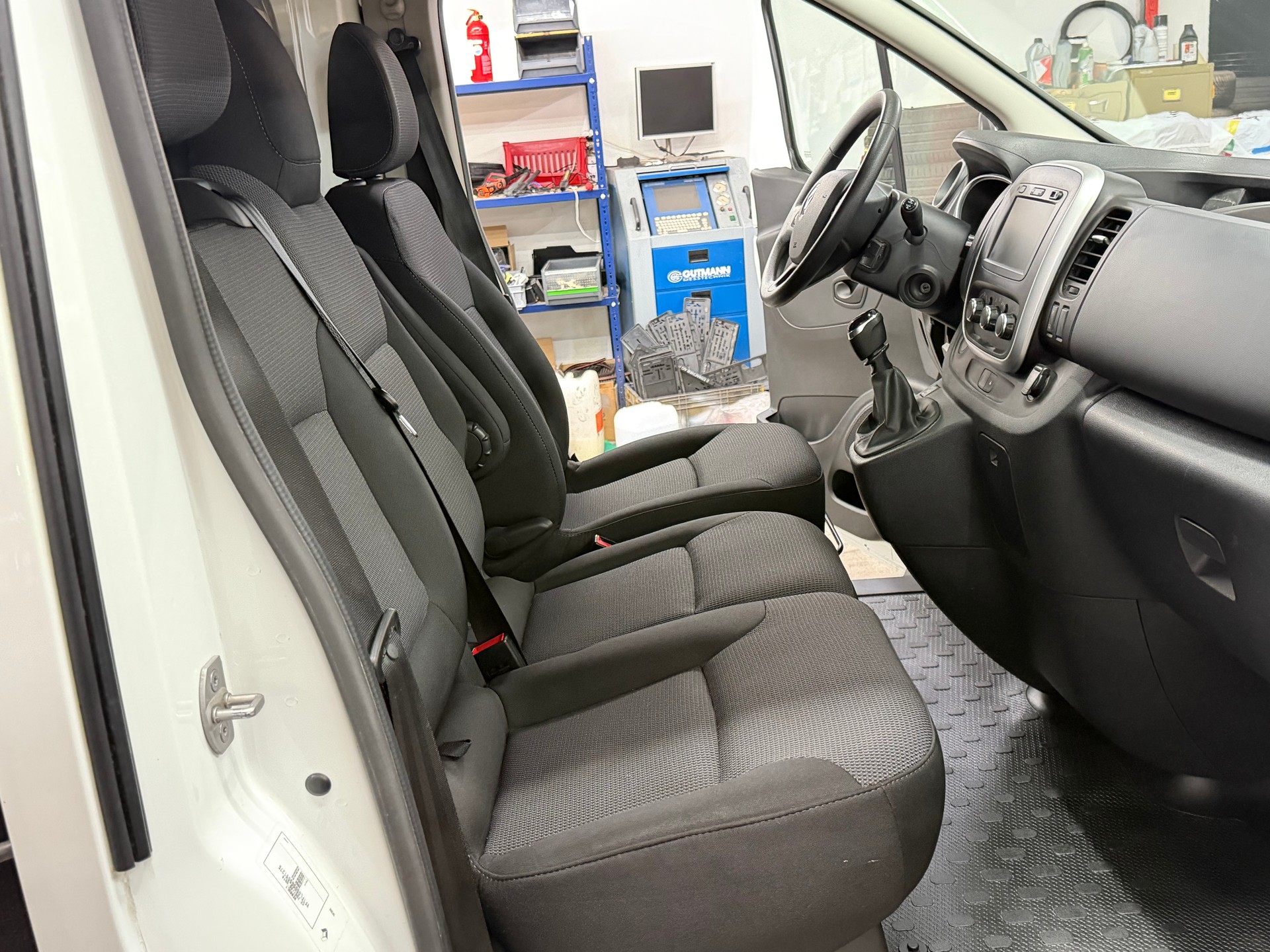RENAULT Trafic 2.0 dCi 120 3.0t Business L2H1-image-6