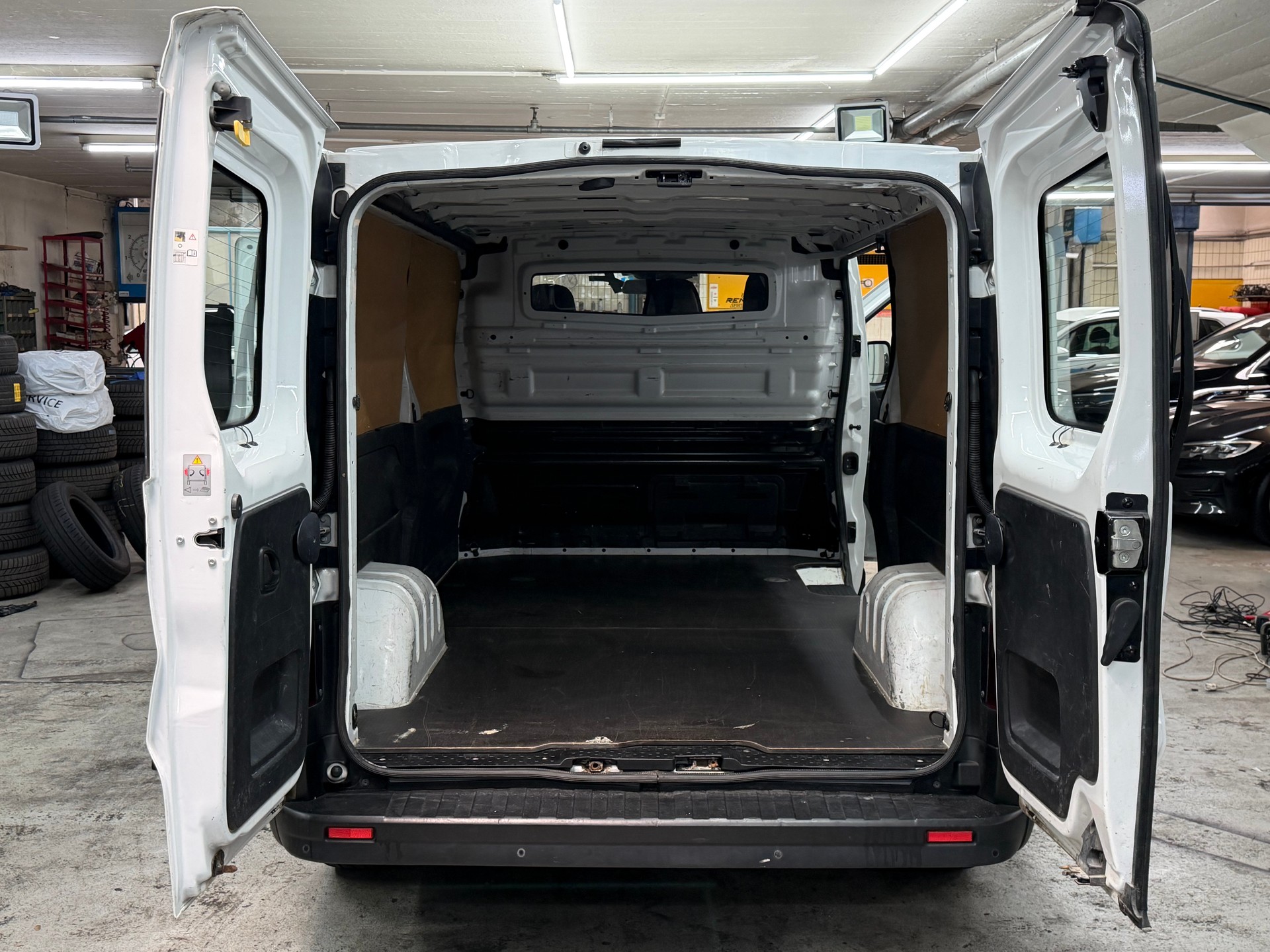 RENAULT Trafic 2.0 dCi 120 3.0t Business L2H1-image-10