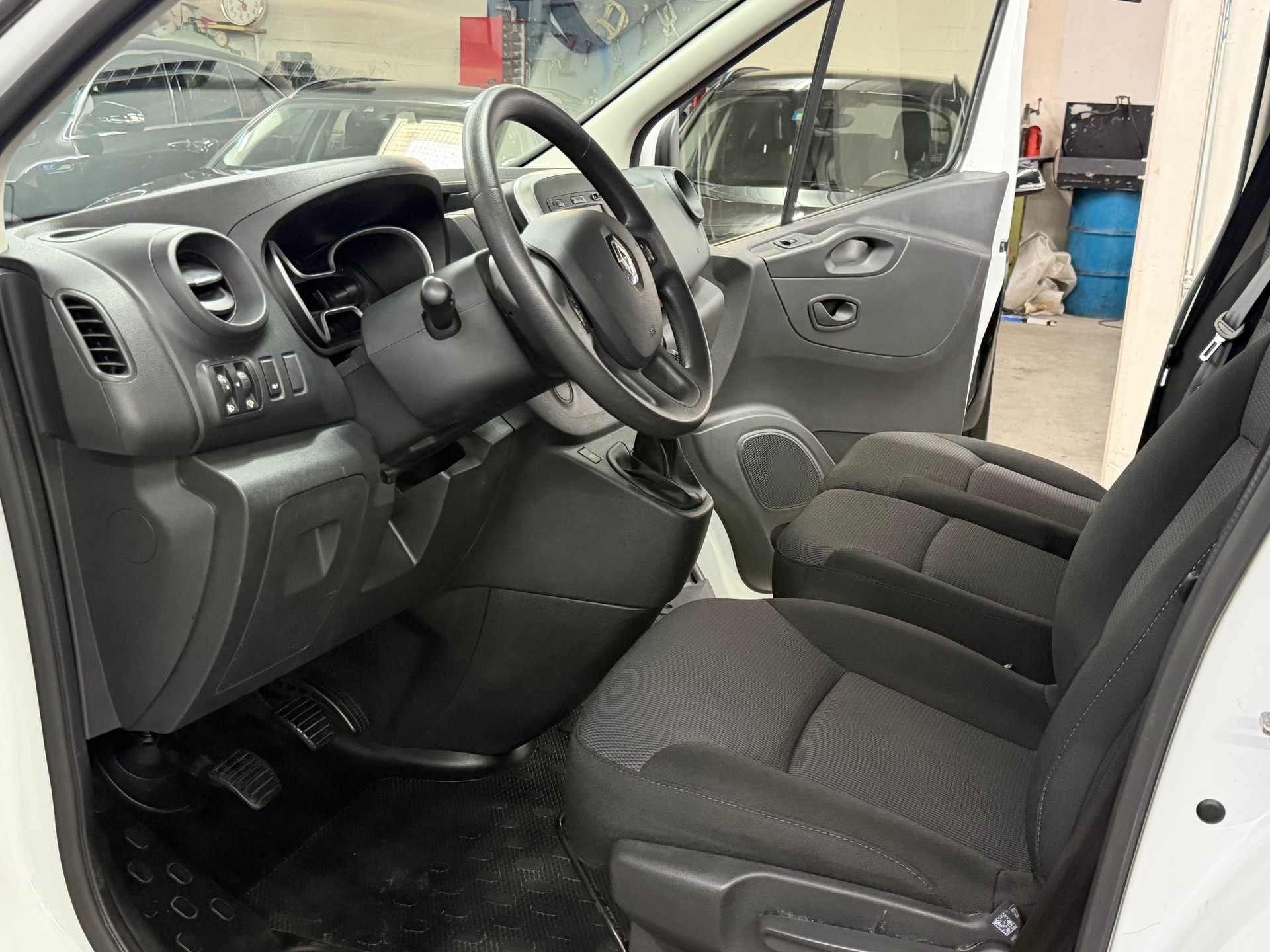 RENAULT Trafic 2.0 dCi 120 3.0t Business L2H1-image-11