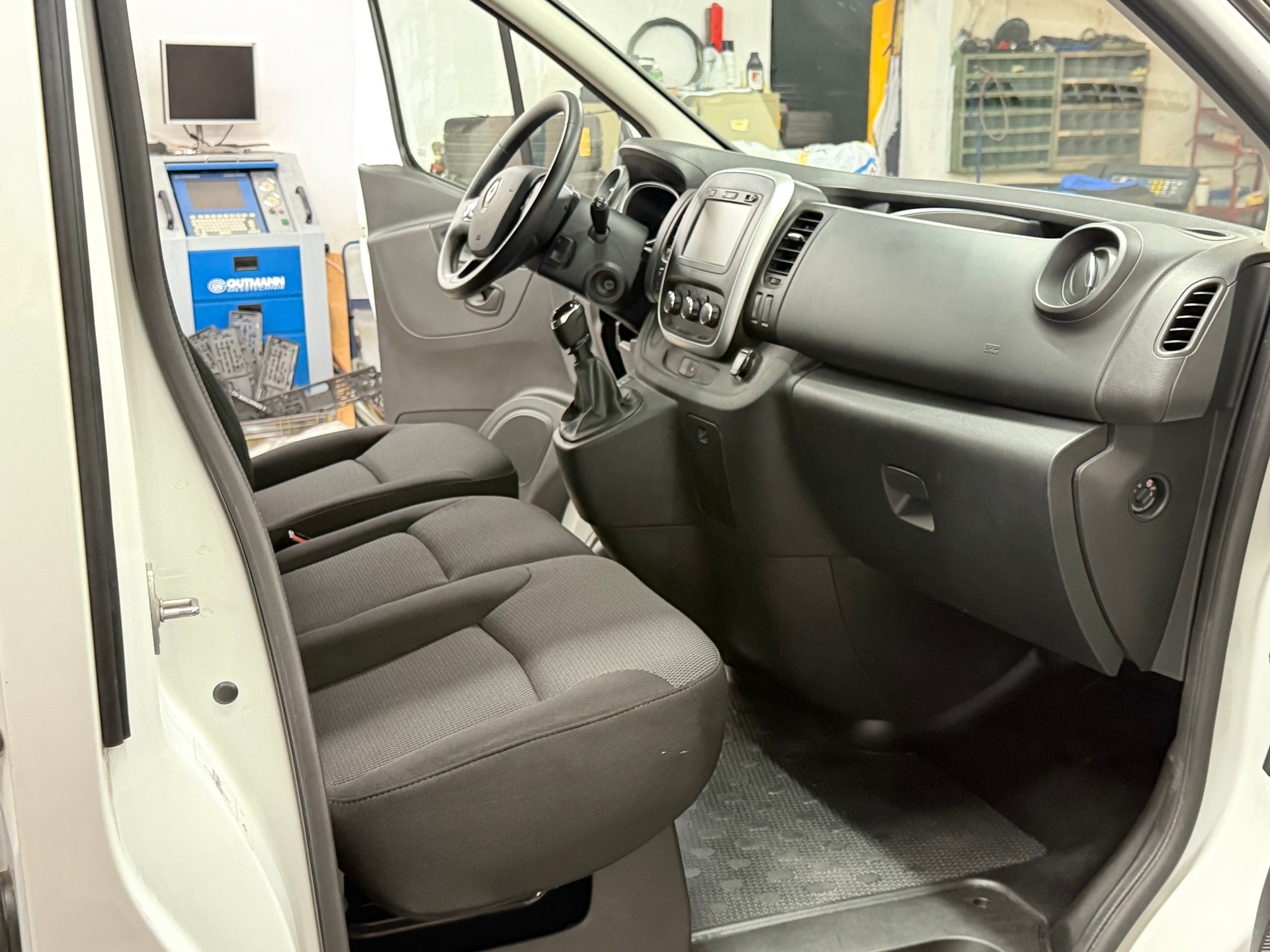 RENAULT Trafic 2.0 dCi 120 3.0t Business L2H1-image-9