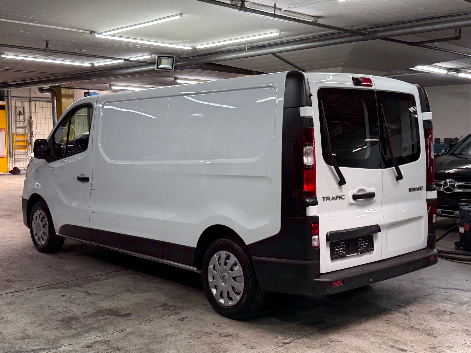 RENAULT Trafic 2.0 dCi 120 3.0t Business L2H1-image-1