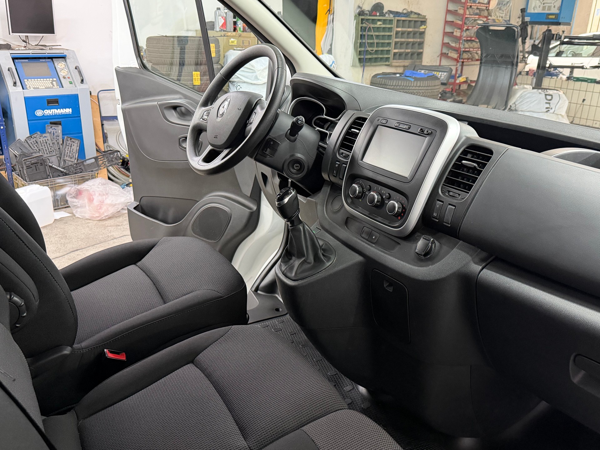 RENAULT Trafic 2.0 dCi 120 3.0t Business L2H1-image-7