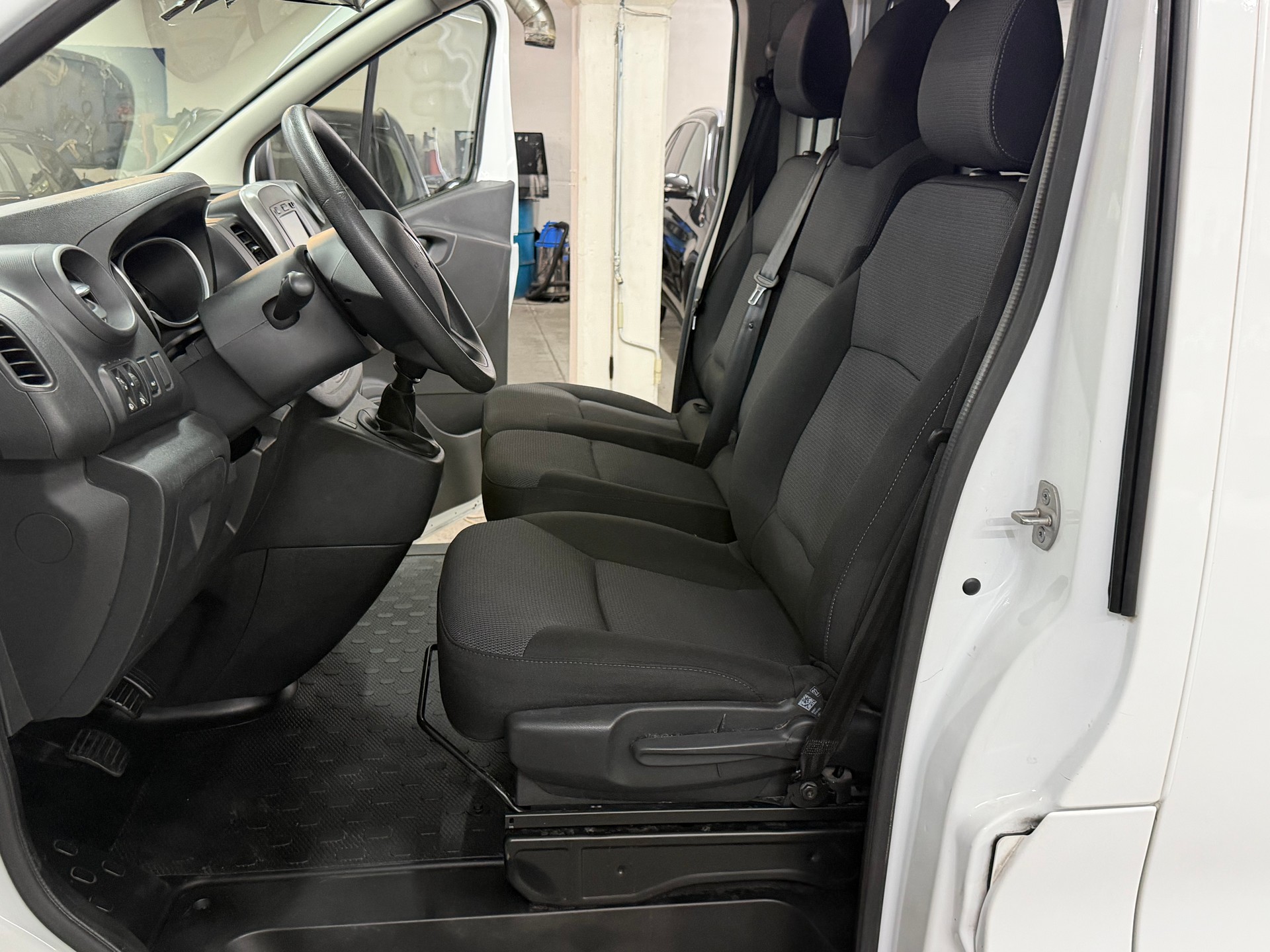 RENAULT Trafic 2.0 dCi 120 3.0t Business L2H1-image-8