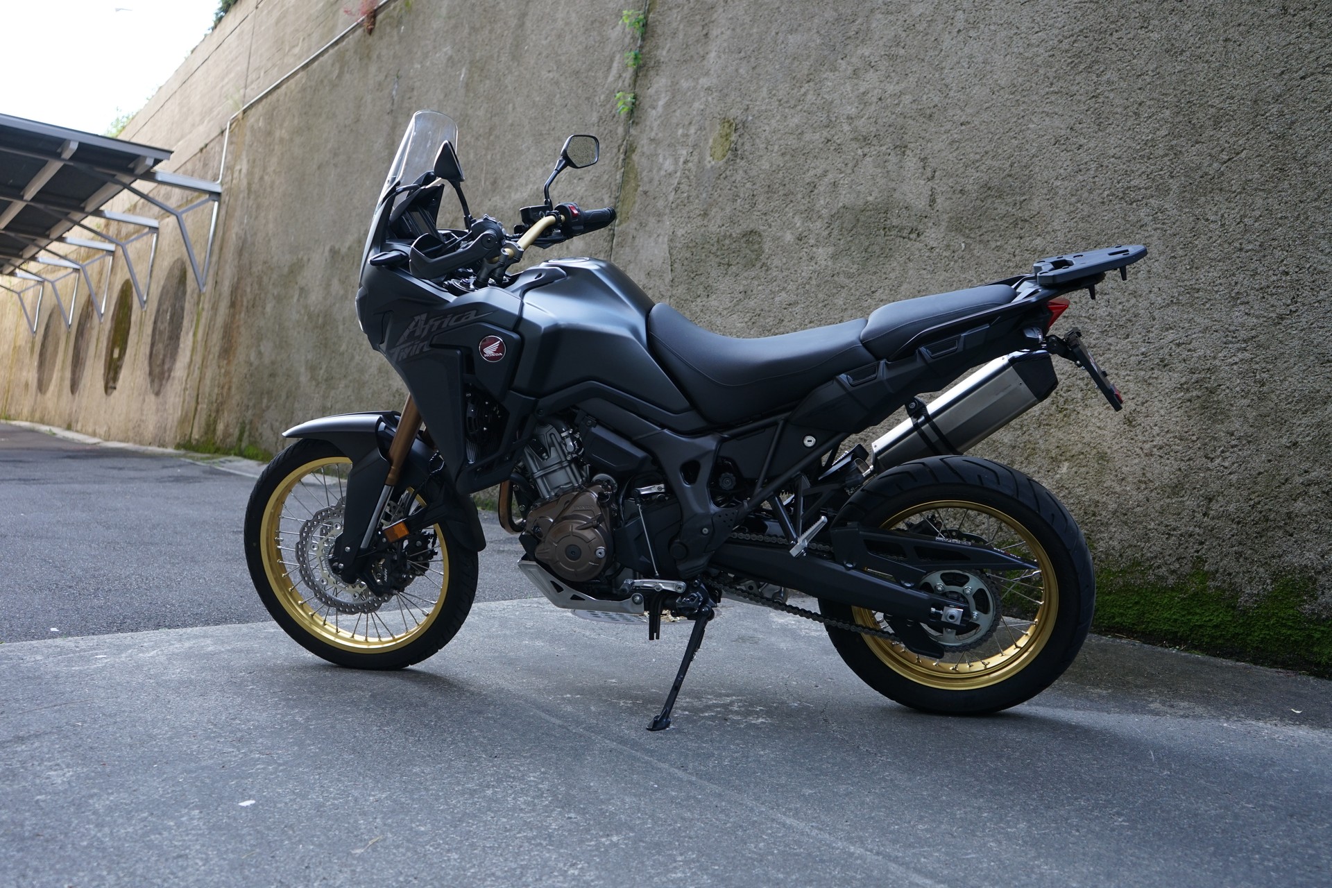 HONDA CRF 1000A Africa Twin-image-1
