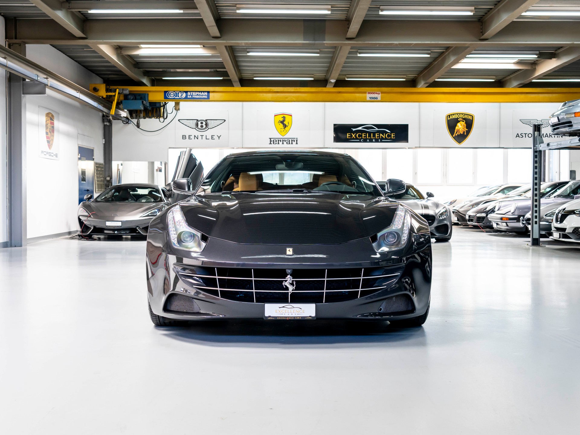 FERRARI FF-showroom-element-1
