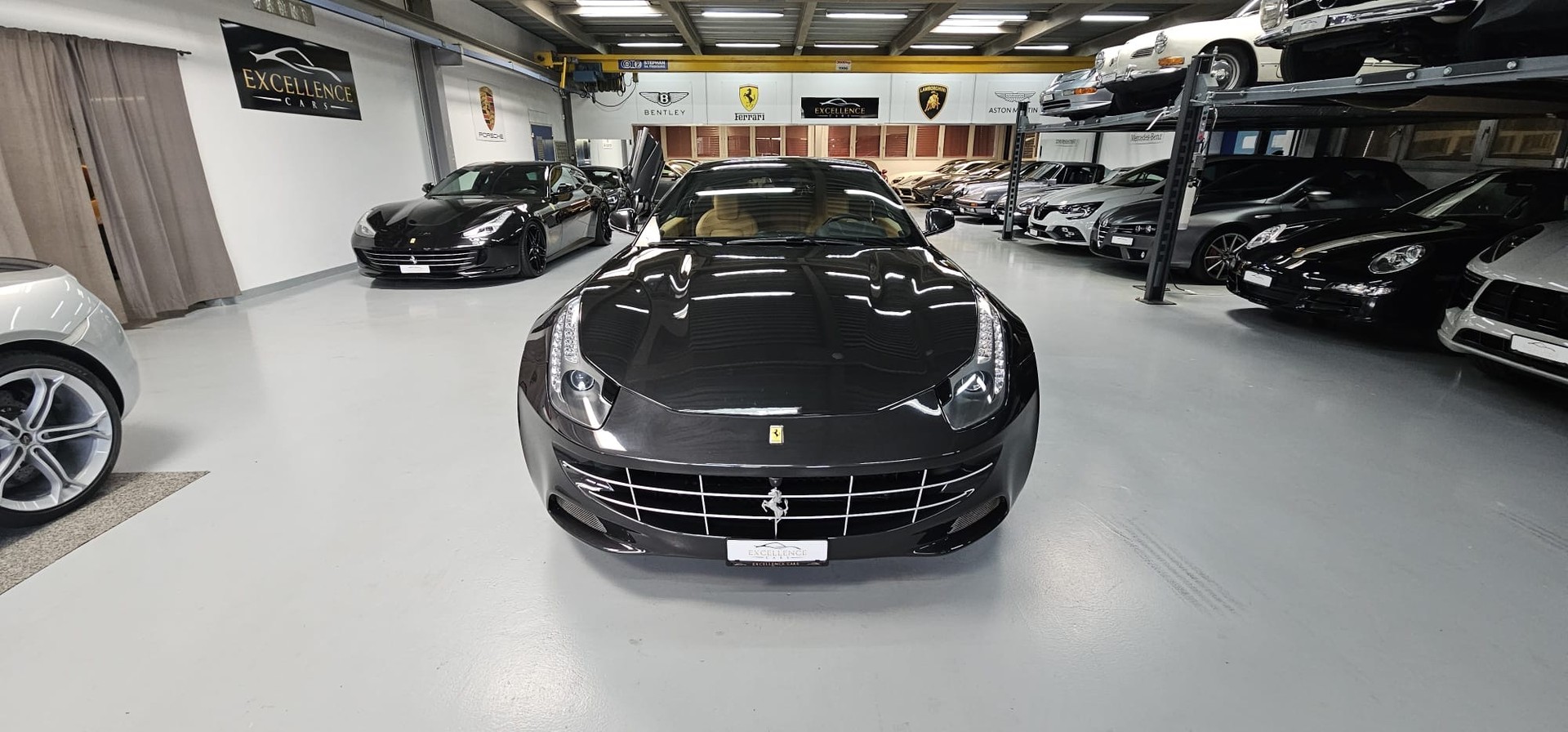 FERRARI FF-showroom-element-1