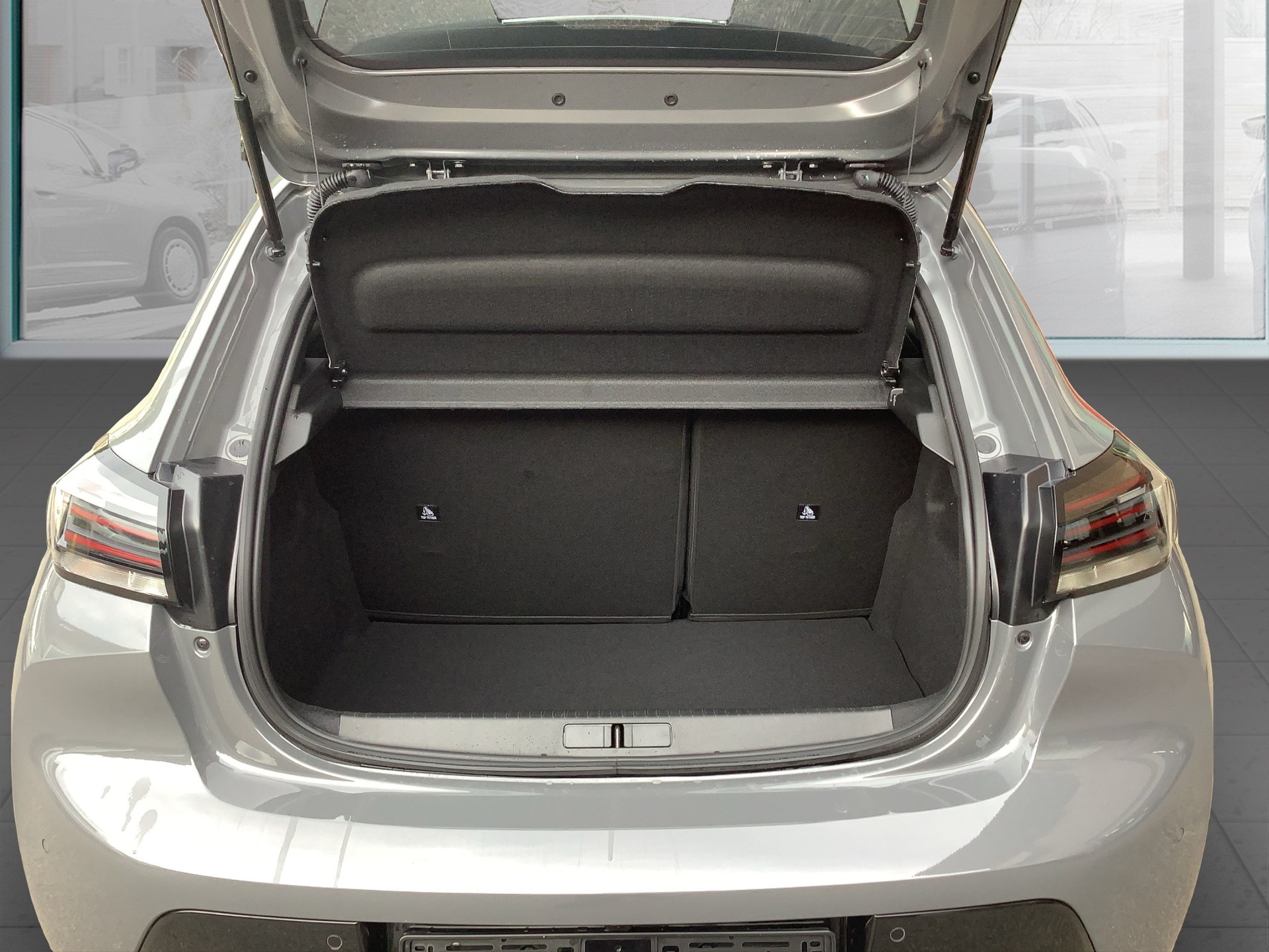 PEUGEOT 208 1.2 MHEV 110 Allure Premium-image-11