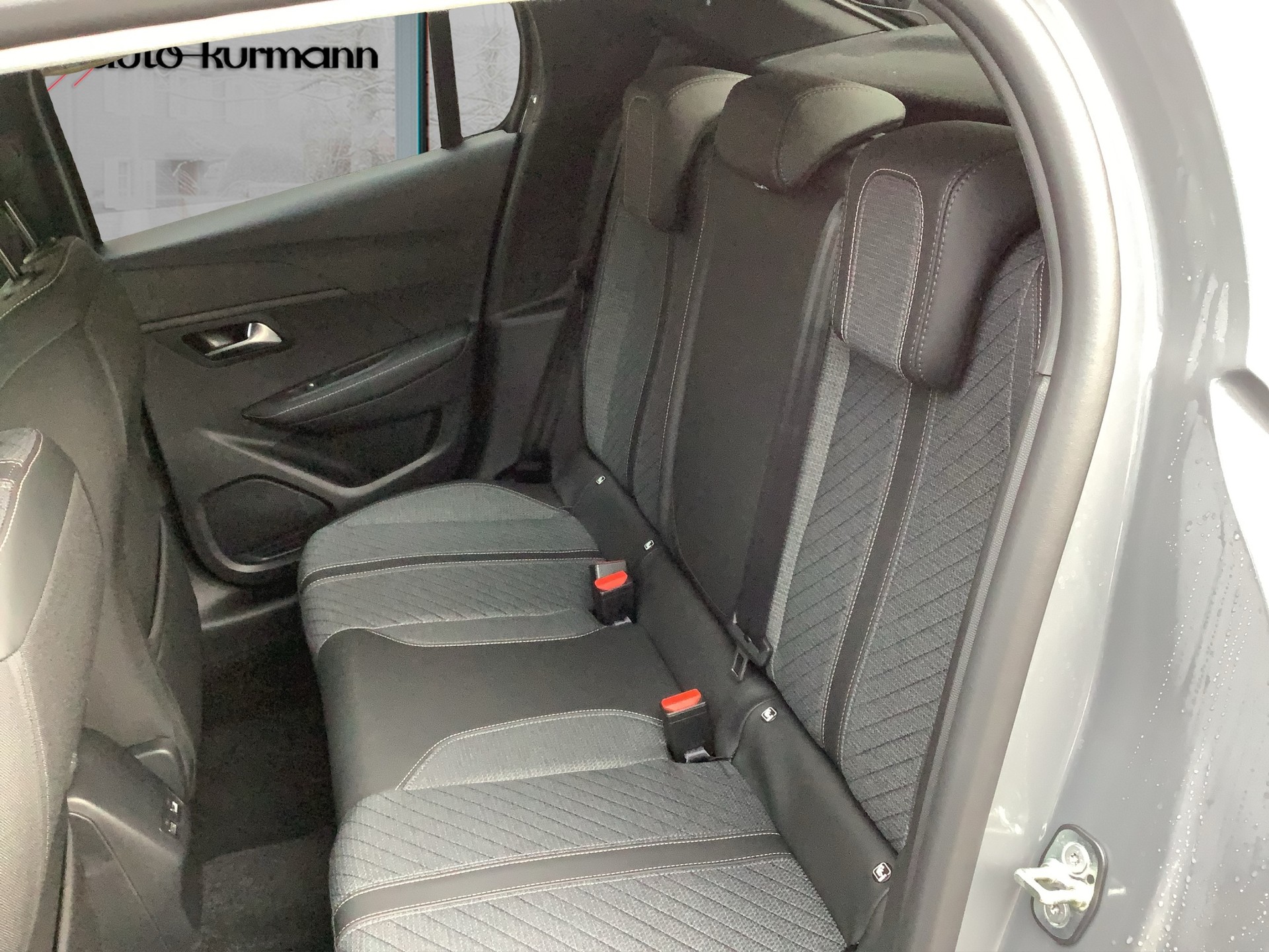 PEUGEOT 208 1.2 MHEV 110 Allure Premium-image-10