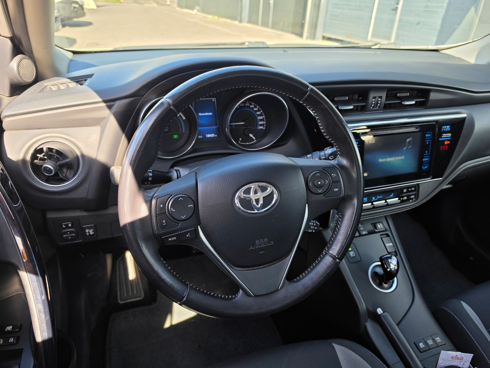 TOYOTA Auris 1.8 HSD Swiss Trend e-CVT-image-9