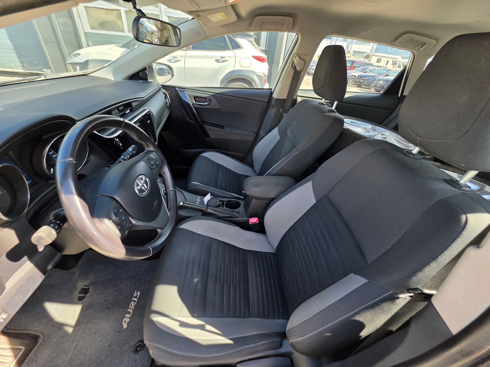 TOYOTA Auris 1.8 HSD Swiss Trend e-CVT-image-8
