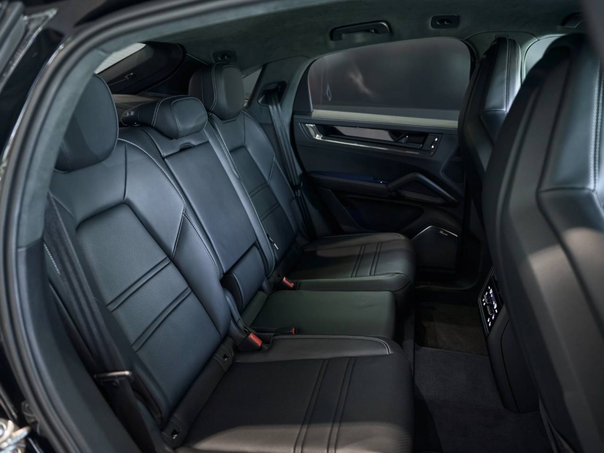 PORSCHE Cayenne Turbo E-Hybrid Coupé mit GT-Paket-image-18
