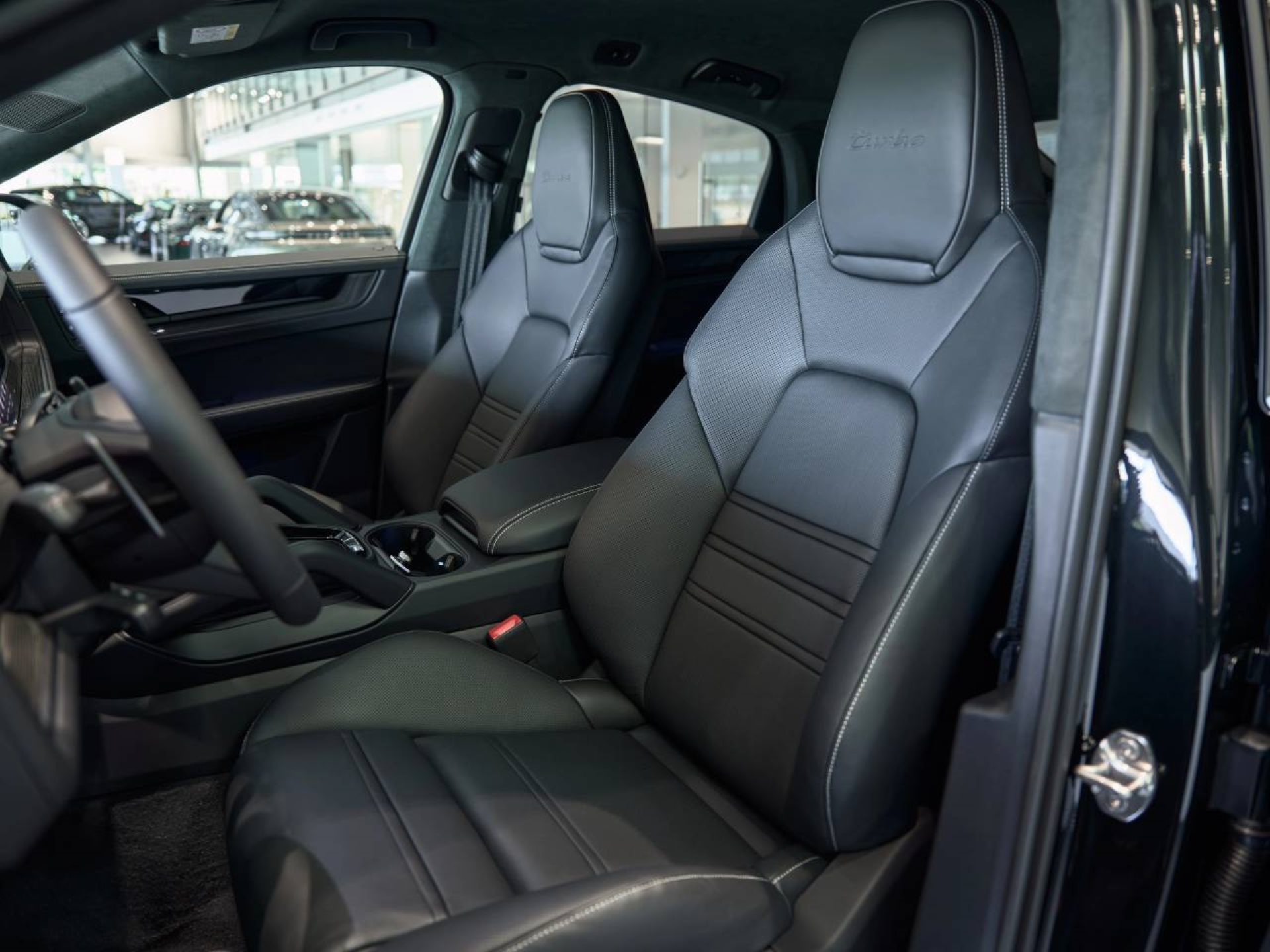 PORSCHE Cayenne Turbo E-Hybrid Coupé mit GT-Paket-image-4