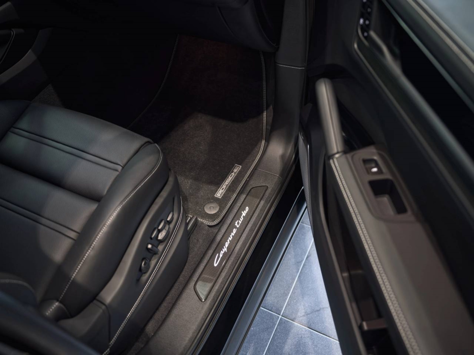 PORSCHE Cayenne Turbo E-Hybrid Coupé mit GT-Paket-image-22