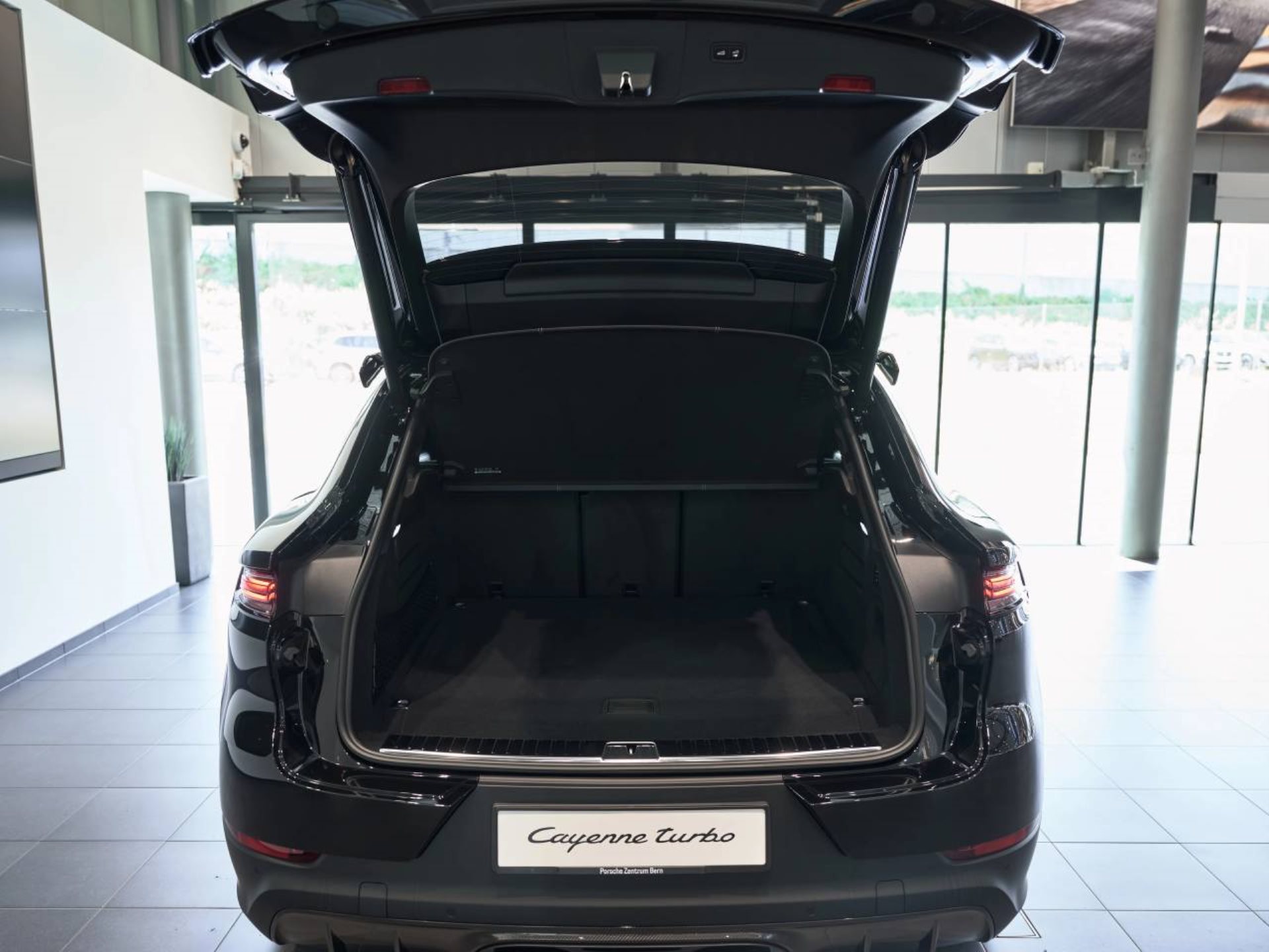 PORSCHE Cayenne Turbo E-Hybrid Coupé mit GT-Paket-image-11