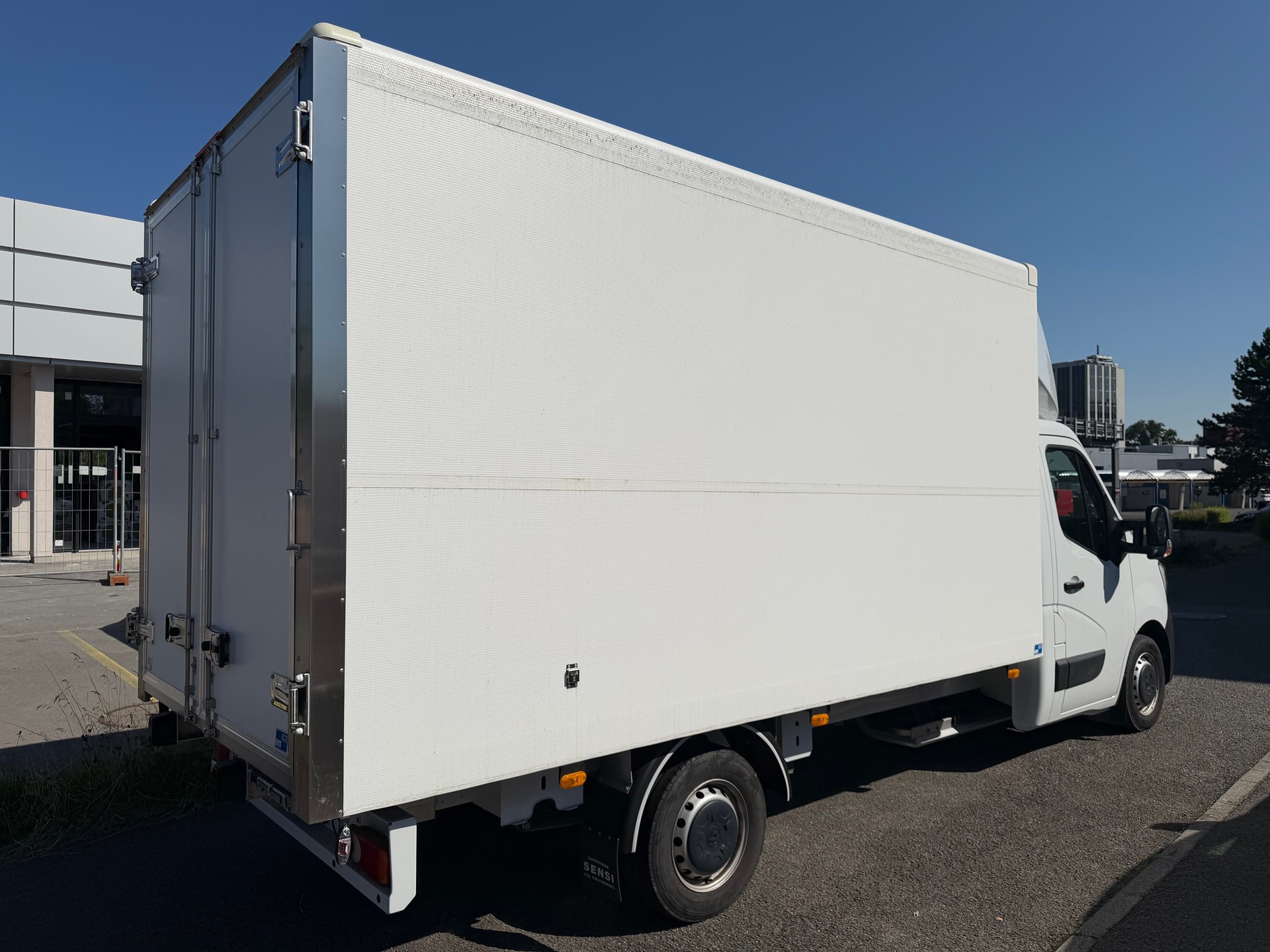 RENAULT Master E-Tech 35 EV 52kWh L2-image-3