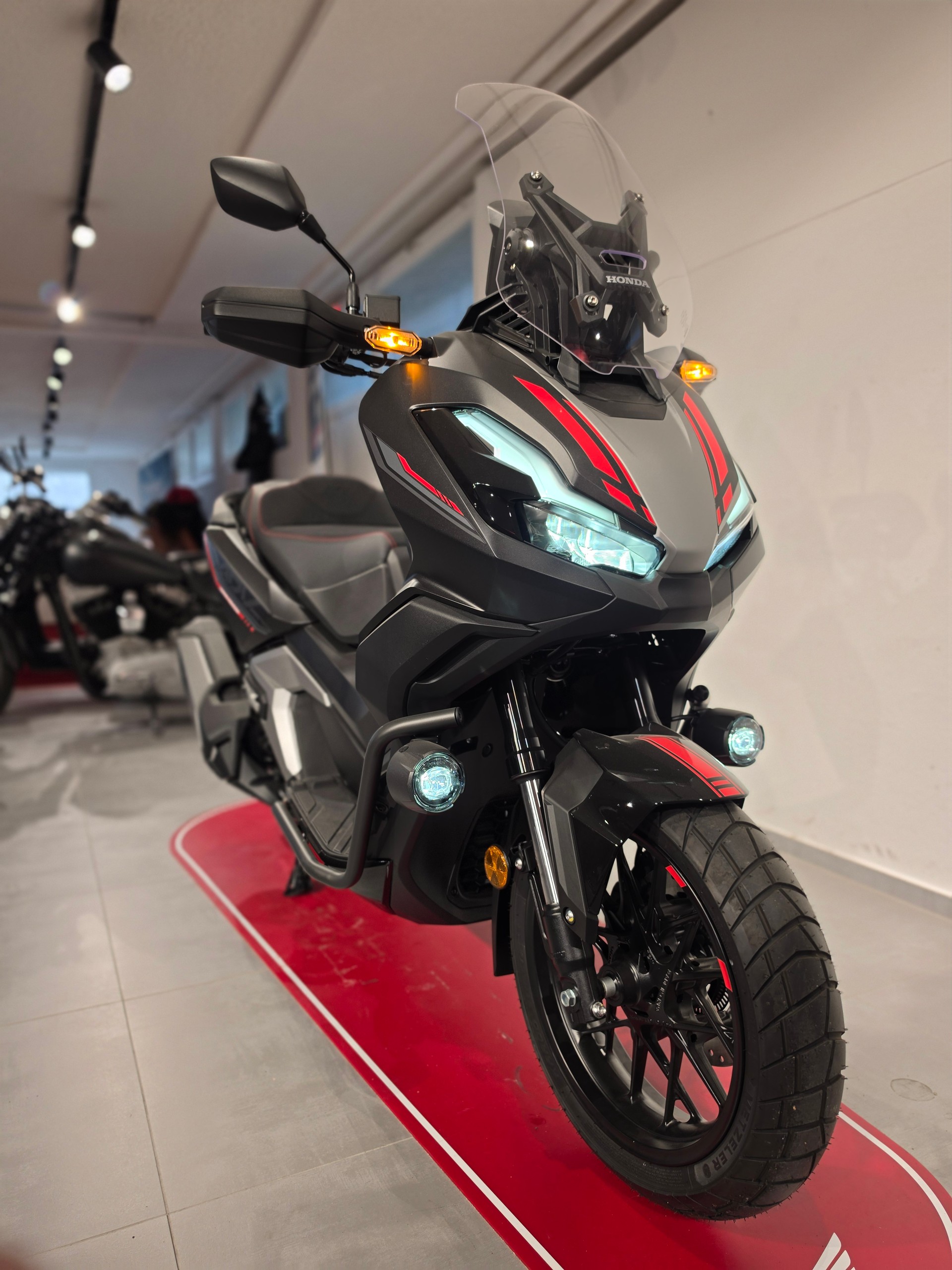 HONDA ADV 350-showroom-element-2
