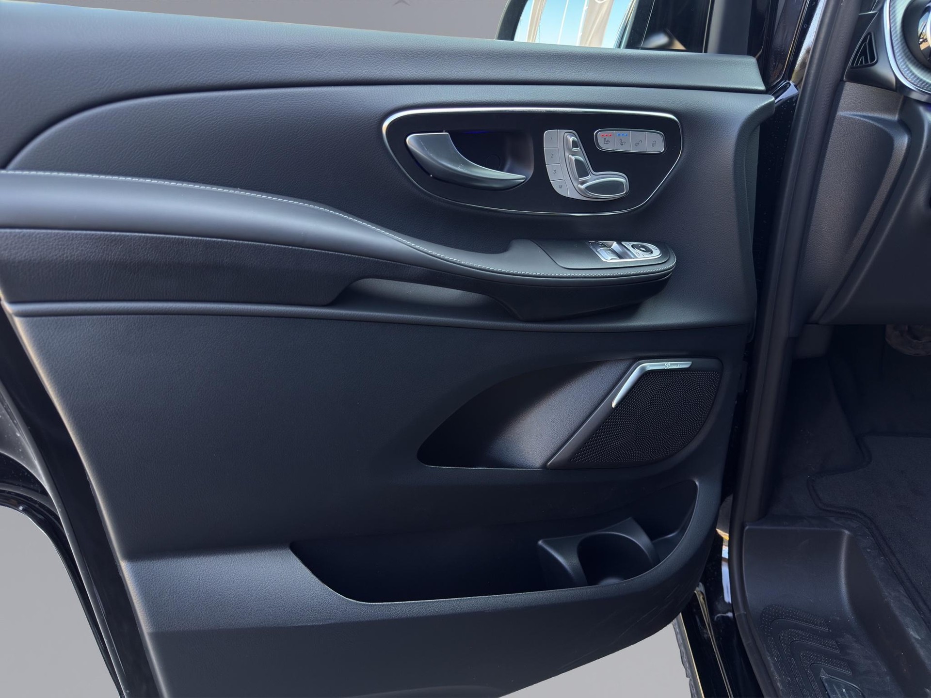 MERCEDES-BENZ V 300 d Exclusive lang Van-image-19