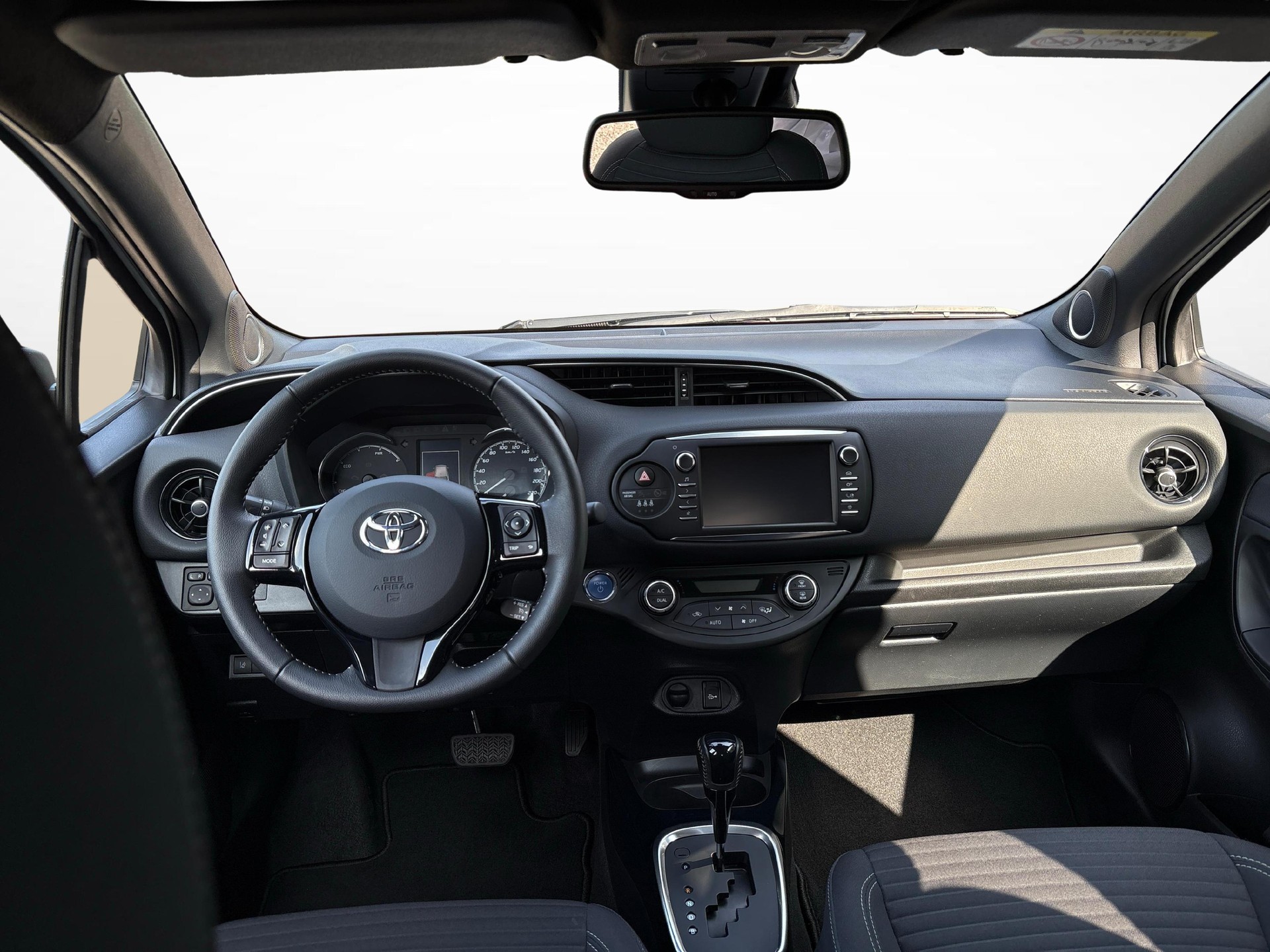 TOYOTA Yaris 1.5 VVT-i HSD Premium-image-8